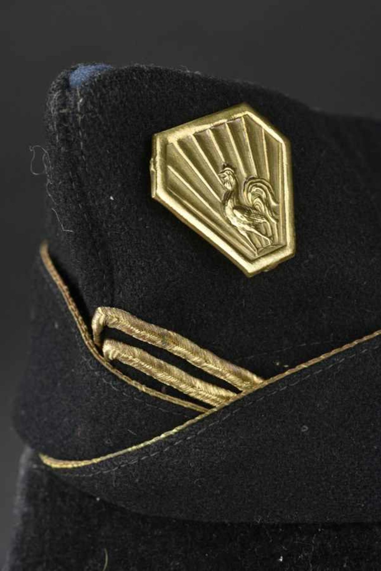 Ensemble de deux bonnets de police de la Gendarmerie comprenant un modèle de lieutenant de la - Bild 2 aus 4