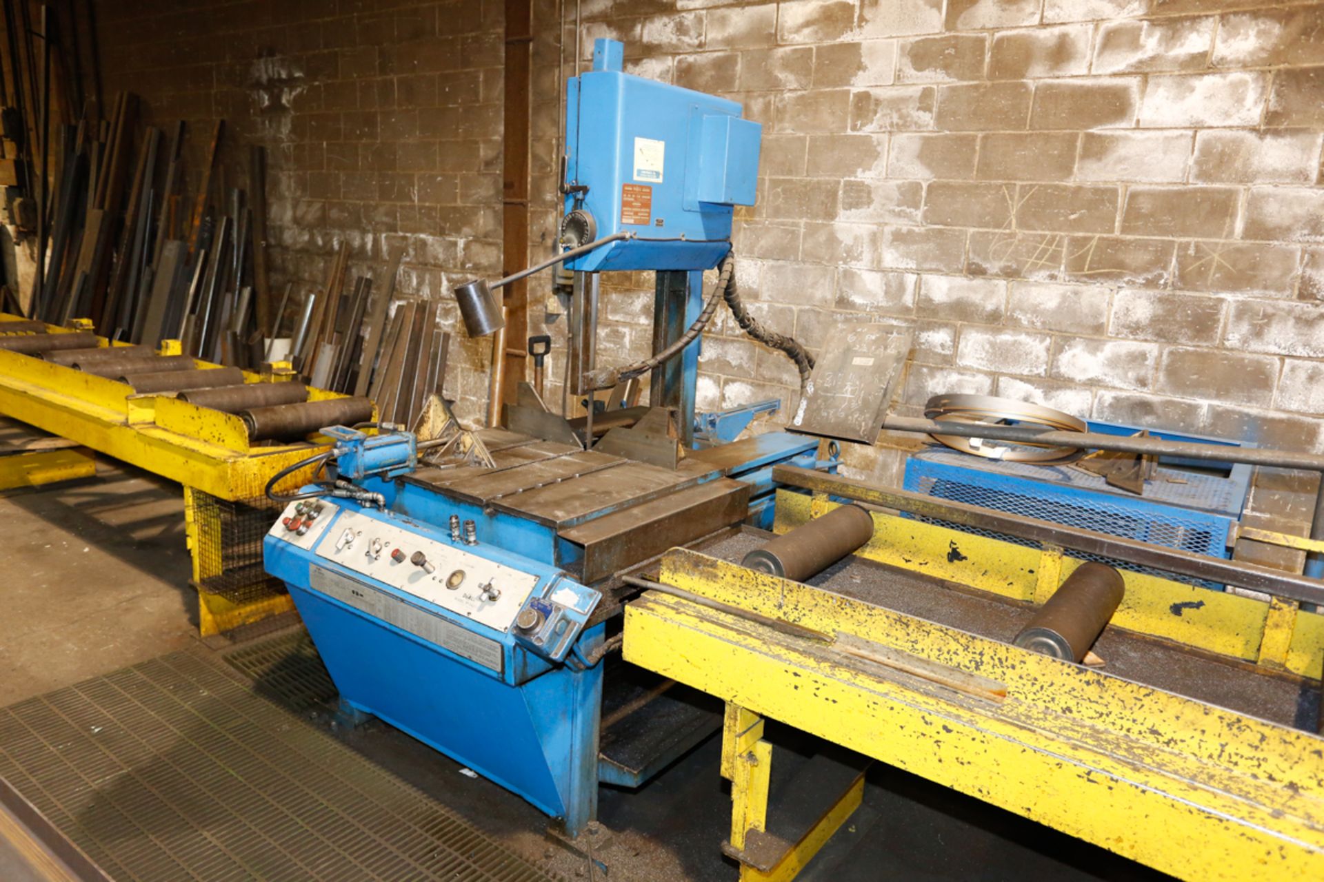 DO-ALL TF1421H INCLINABLE HEAD VERTICAL BAND SAW, 14 X 21" CAP, W/ EXTRA BLADES, C/W (2) 20' & (1) - Image 3 of 5