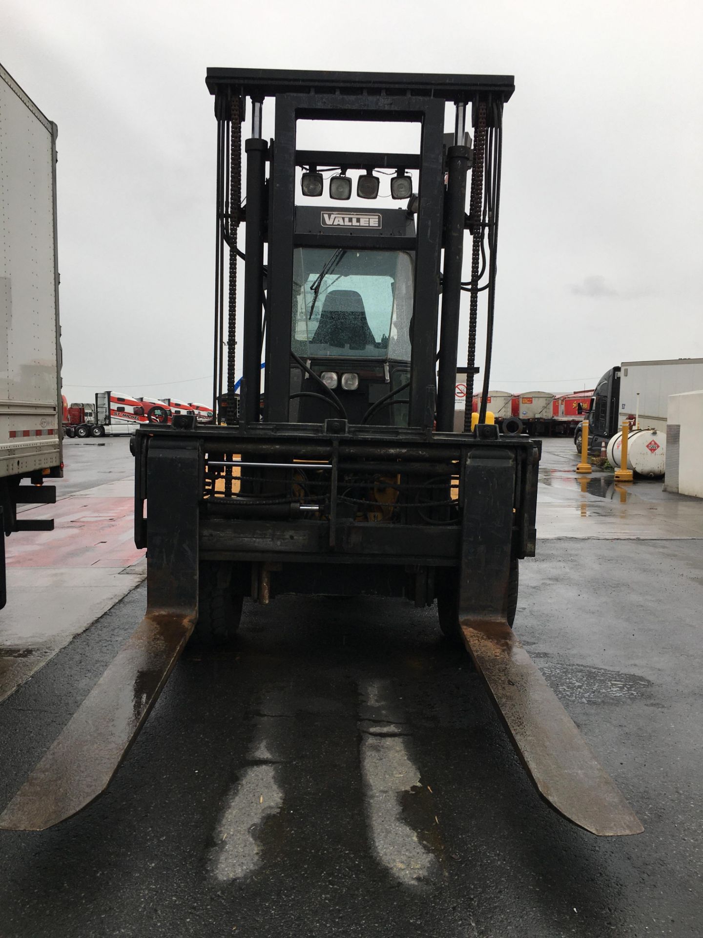 VALLEE 4DA20TL ARTICULATED ROUGH TERRAIN FORKLIFT, 20,000 LBS CAP. (2000) - Image 3 of 9