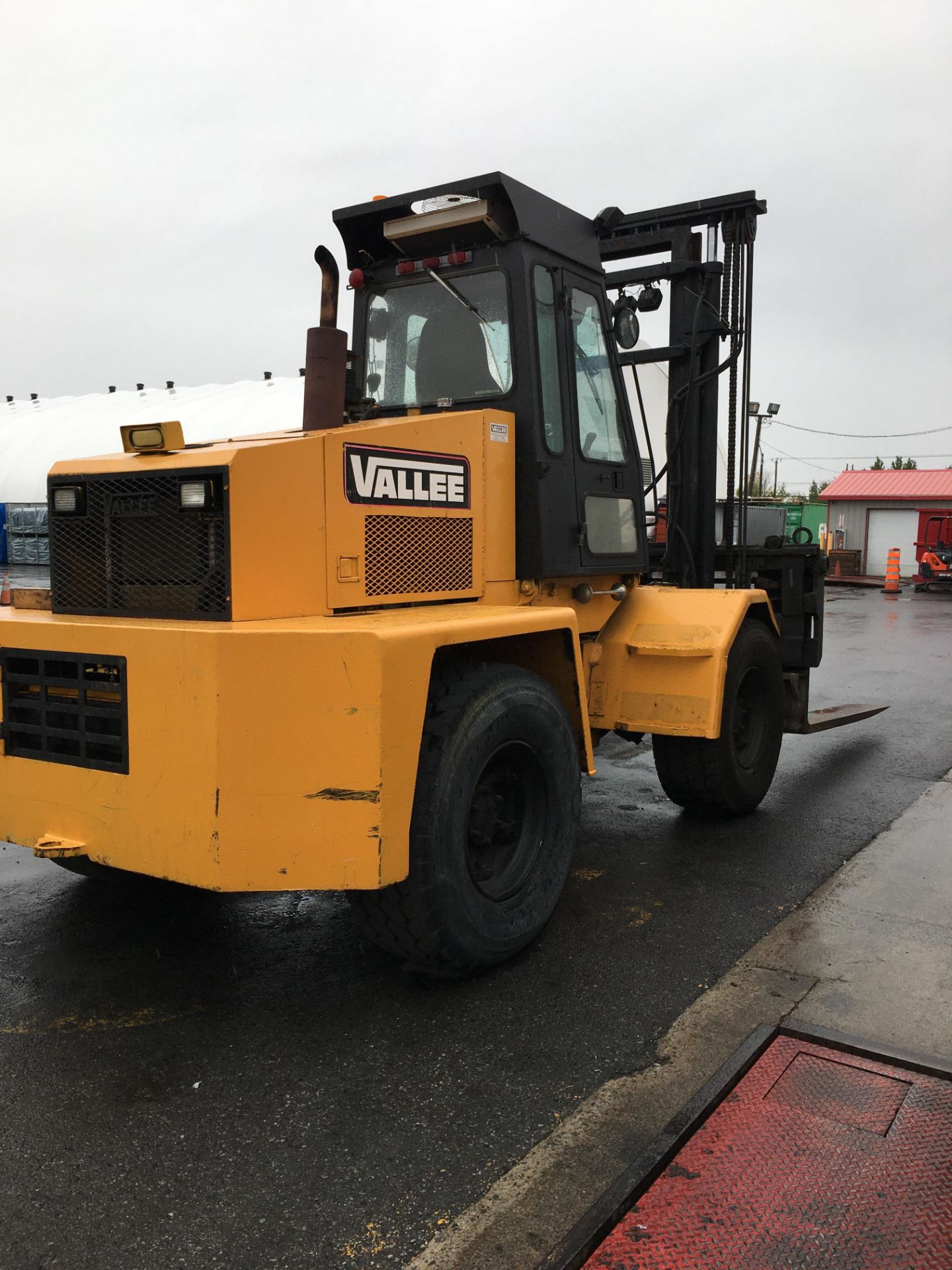 VALLEE 4DA20TL ARTICULATED ROUGH TERRAIN FORKLIFT, 20,000 LBS CAP. (2000) - Image 2 of 9