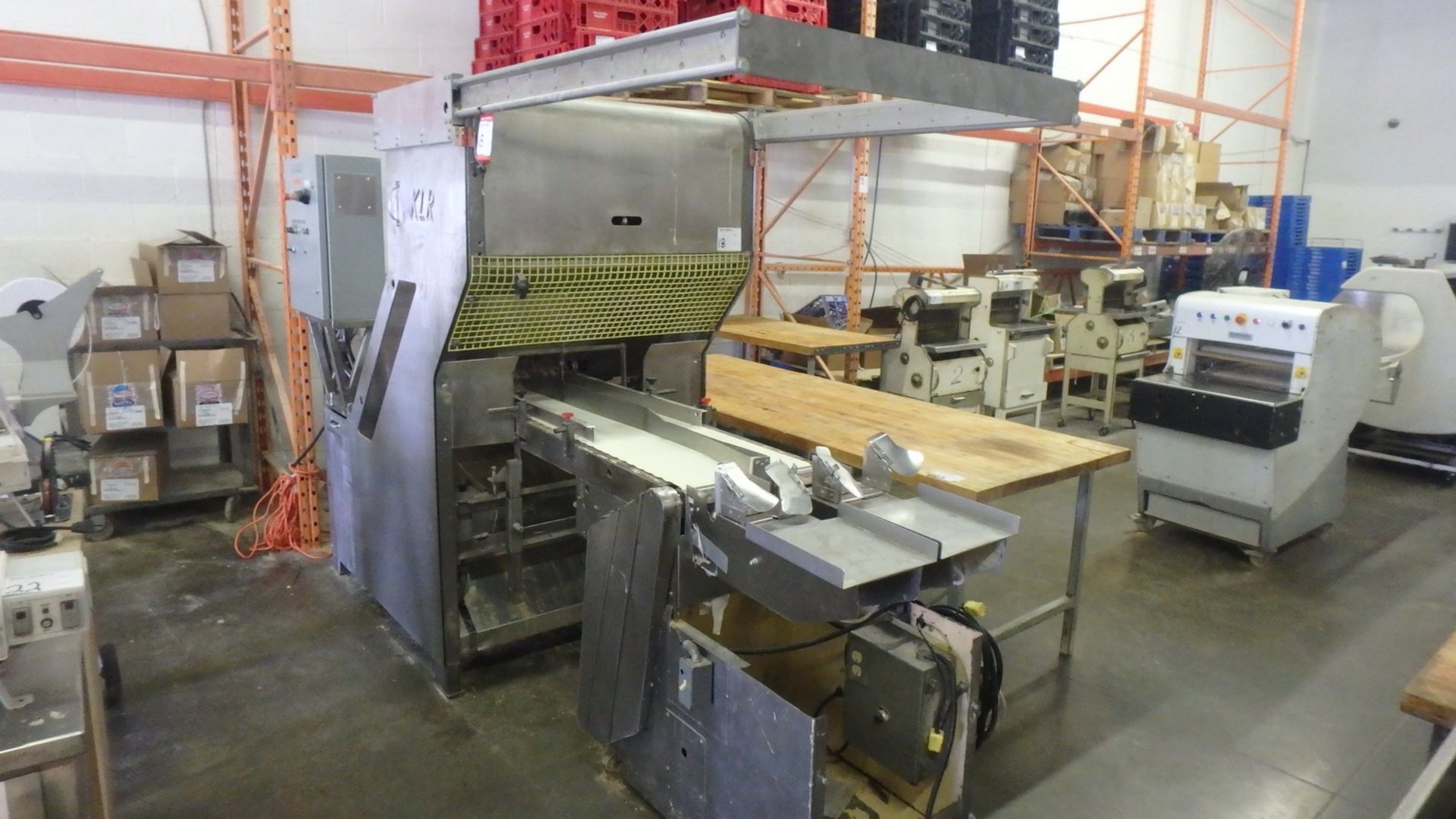 KLR MODEL 275 STAINLESS STEEL AUTOMATIC BREAD SLICER W/ KLR PLASTIC BELT CONVEYOR, S/N 200800 ( - Image 2 of 6