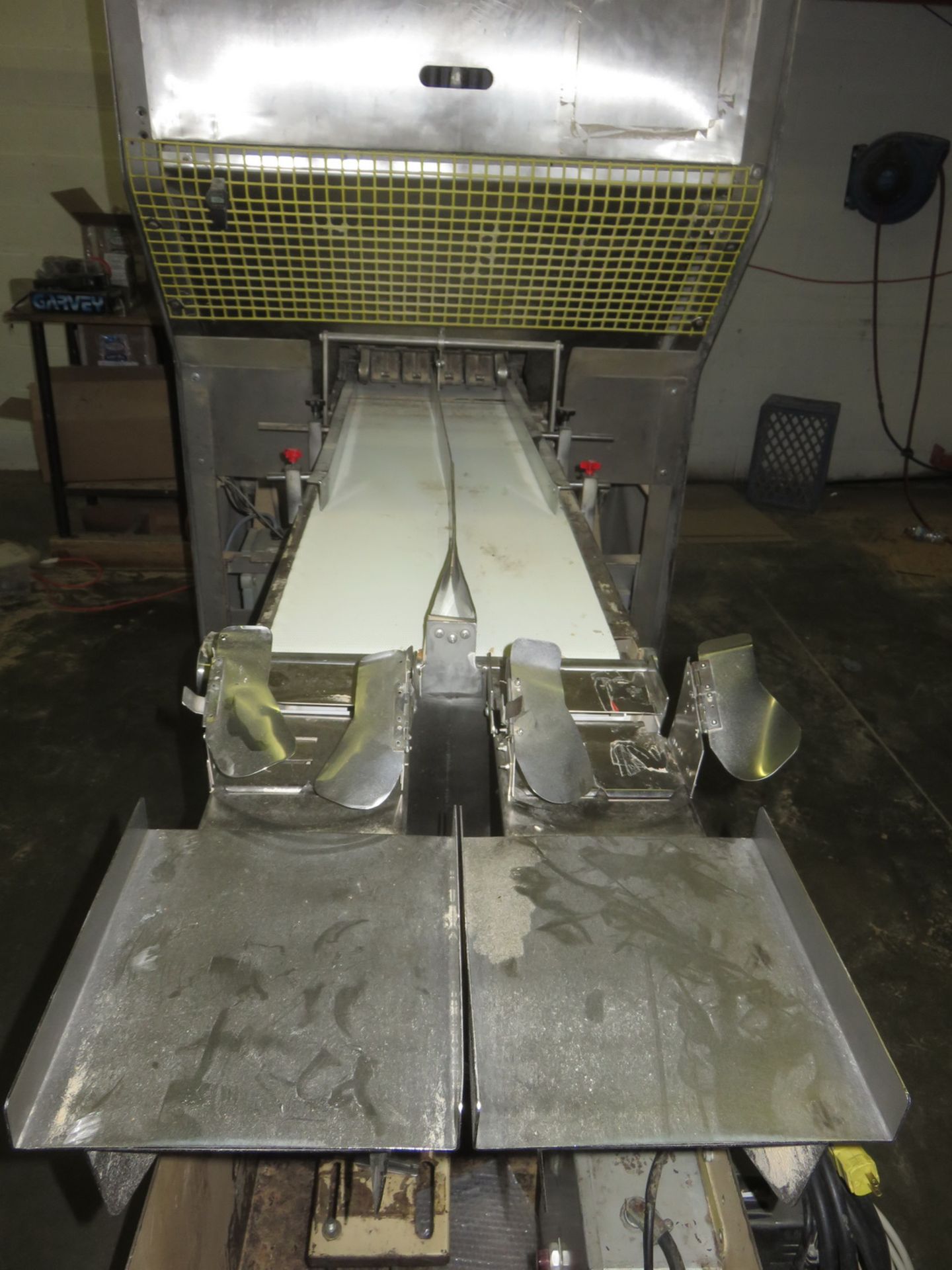 KLR MODEL 275 STAINLESS STEEL AUTOMATIC BREAD SLICER W/ KLR PLASTIC BELT CONVEYOR, S/N 200800 ( - Image 3 of 6