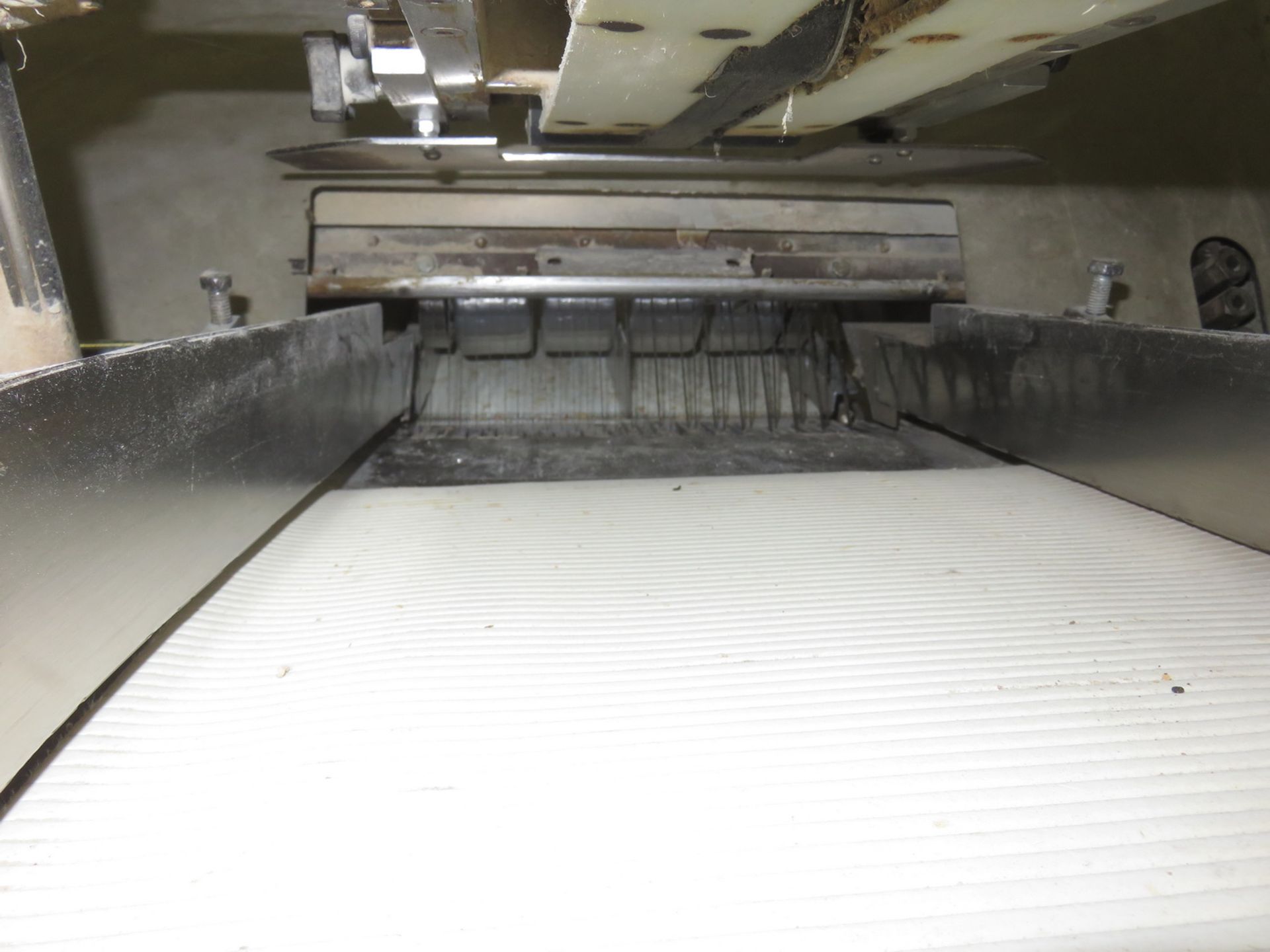 KLR MODEL 275 STAINLESS STEEL AUTOMATIC BREAD SLICER W/ KLR PLASTIC BELT CONVEYOR, S/N 200800 ( - Image 4 of 6