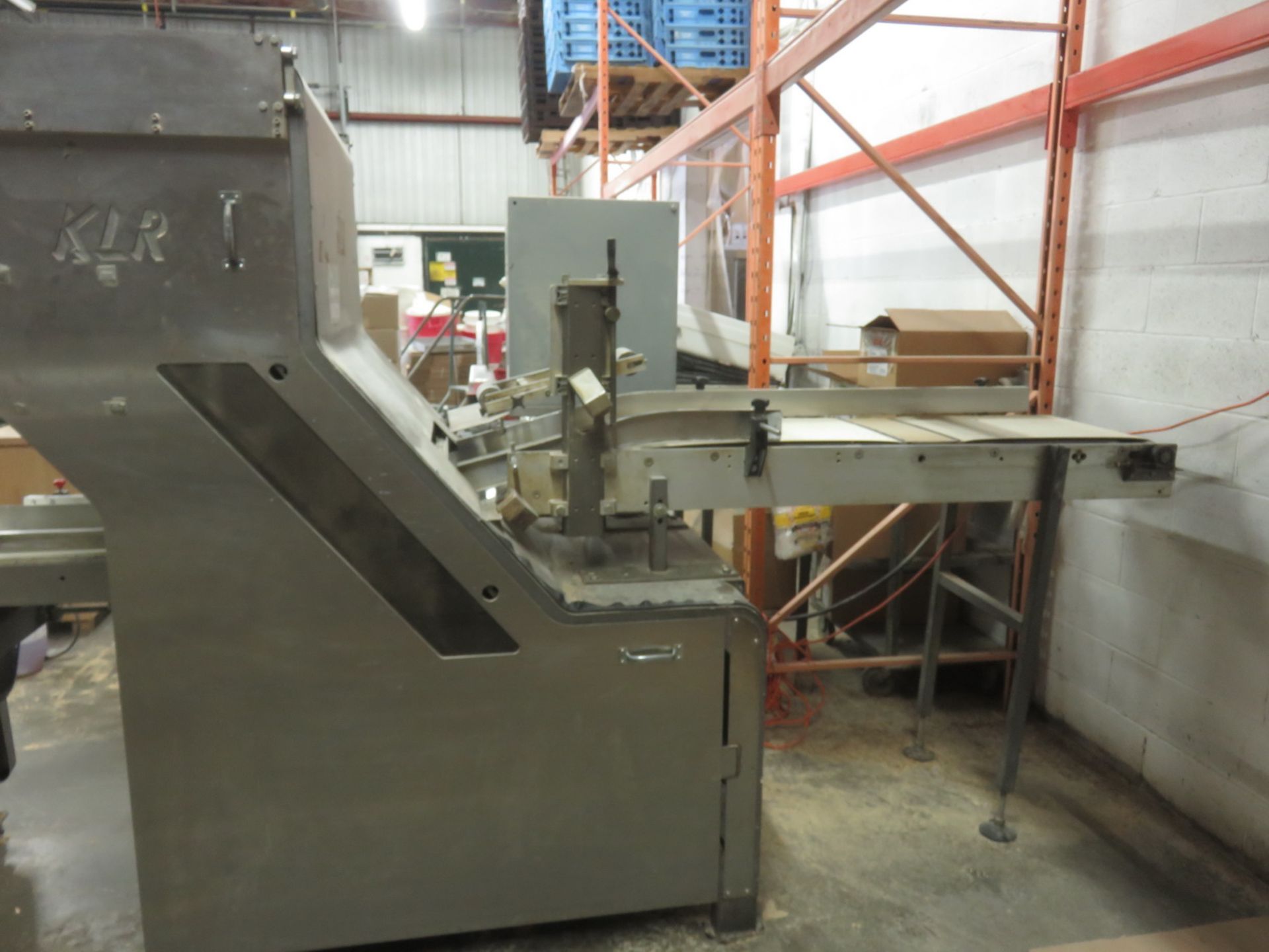 KLR MODEL 275 STAINLESS STEEL AUTOMATIC BREAD SLICER W/ KLR PLASTIC BELT CONVEYOR, S/N 200800 ( - Image 5 of 6