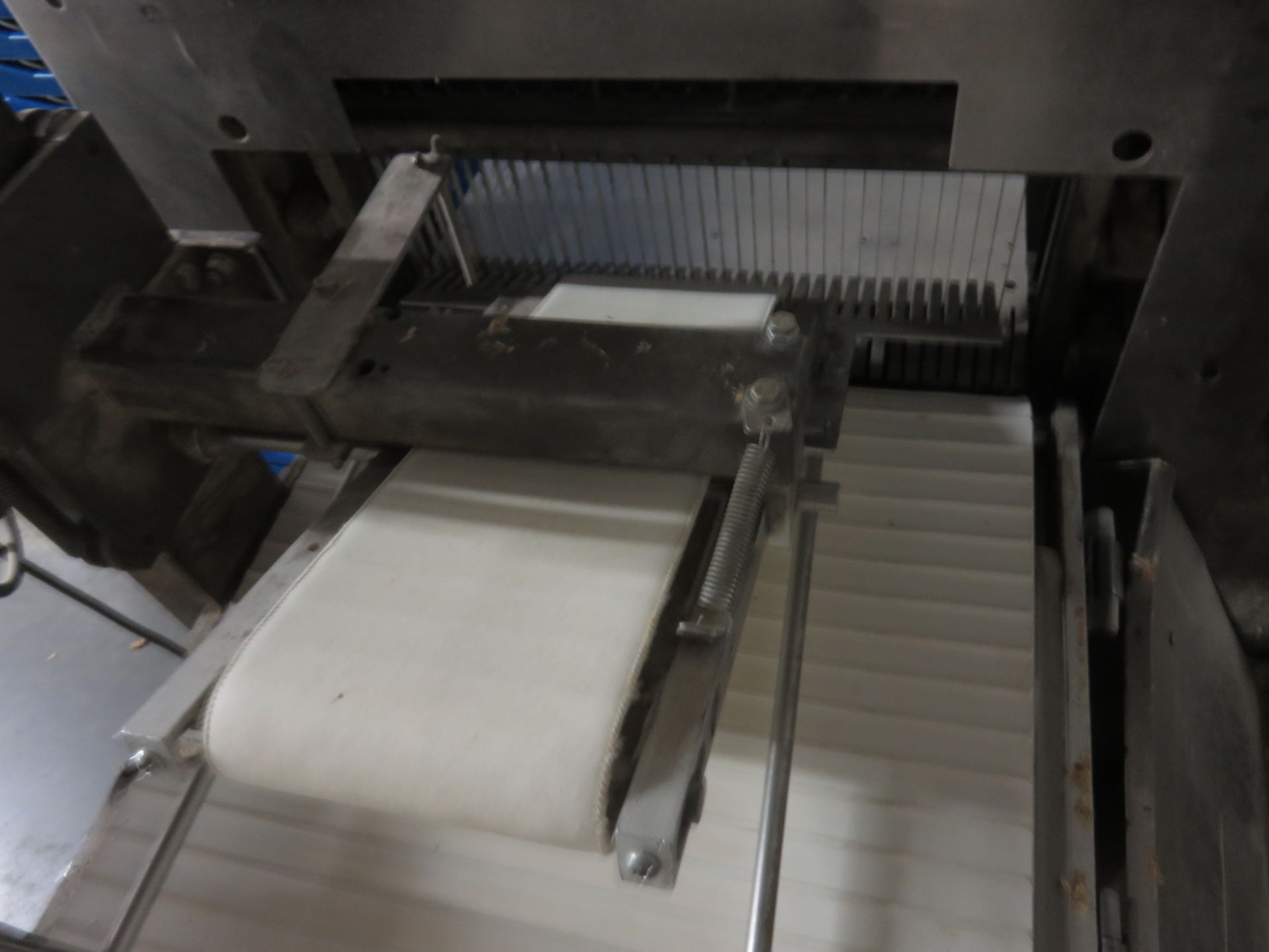 KLR MODEL J-TYPE D20 STAINLESS STEEL AUTOMATIC BREAD SLICER W/ KLR PLASTIC BELT CONVEYOR, S/N 200455 - Image 4 of 5