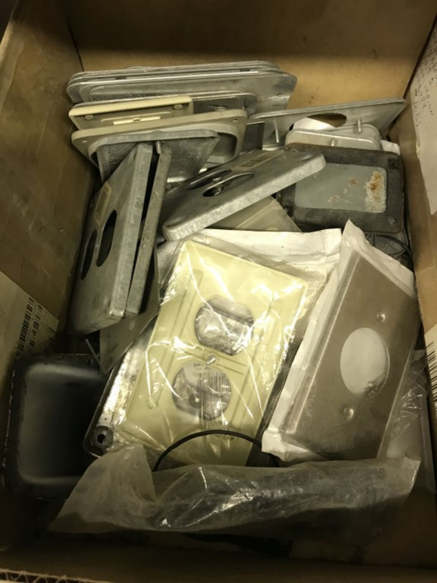 MIXED LOT - 1 X BOX - ASSORTED ELECTRIACAL WALL PLATES - Image 2 of 2