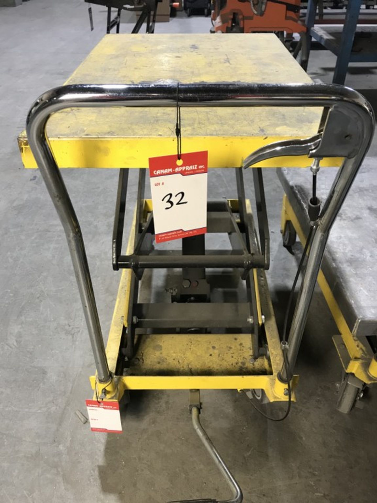 1 X 4-WHEEL MANUAL PUMP LIFT TROLLEY