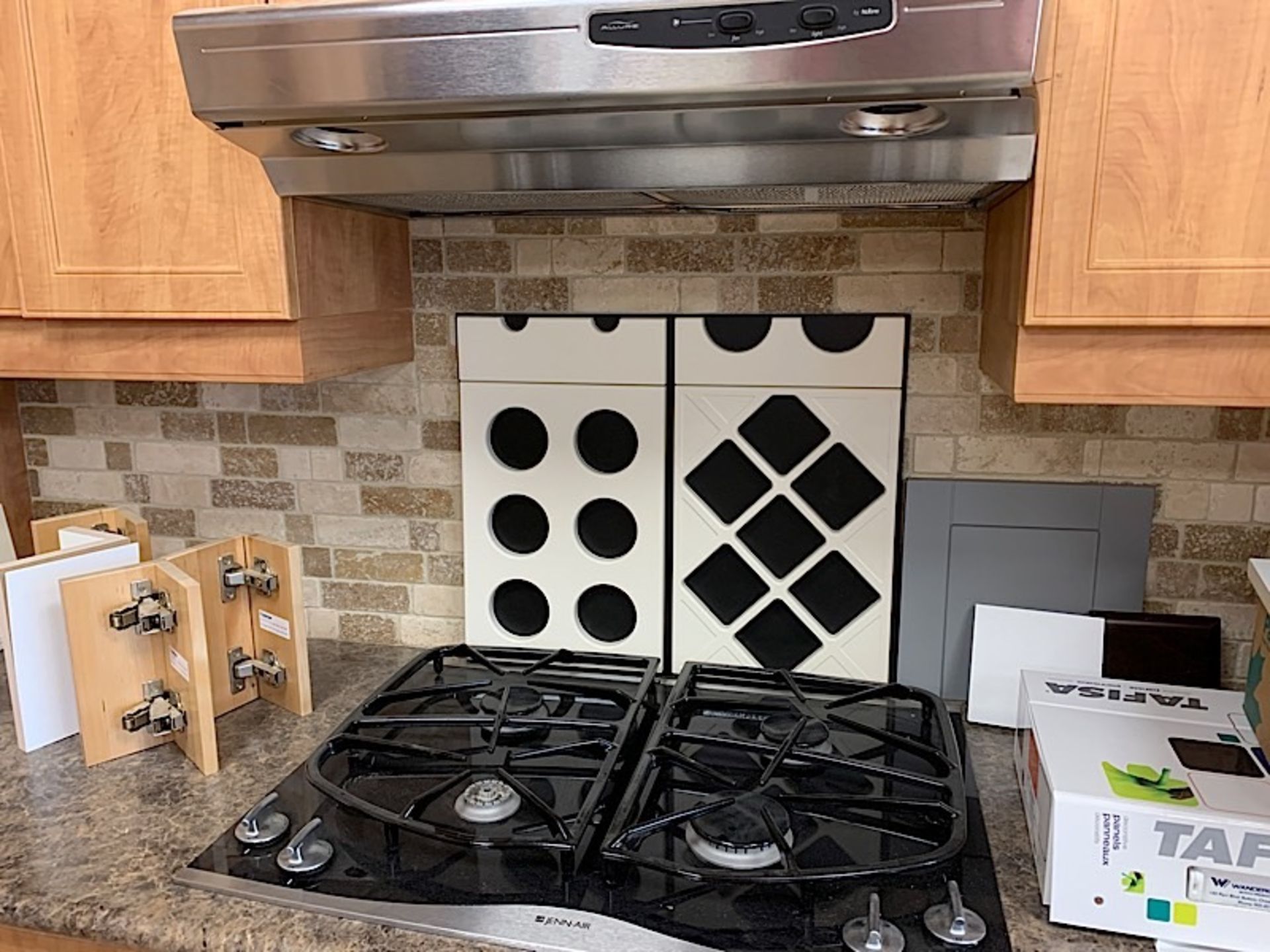 DEMO KITCHEN INCLUDES SINK / DISH WASHER - Image 7 of 8