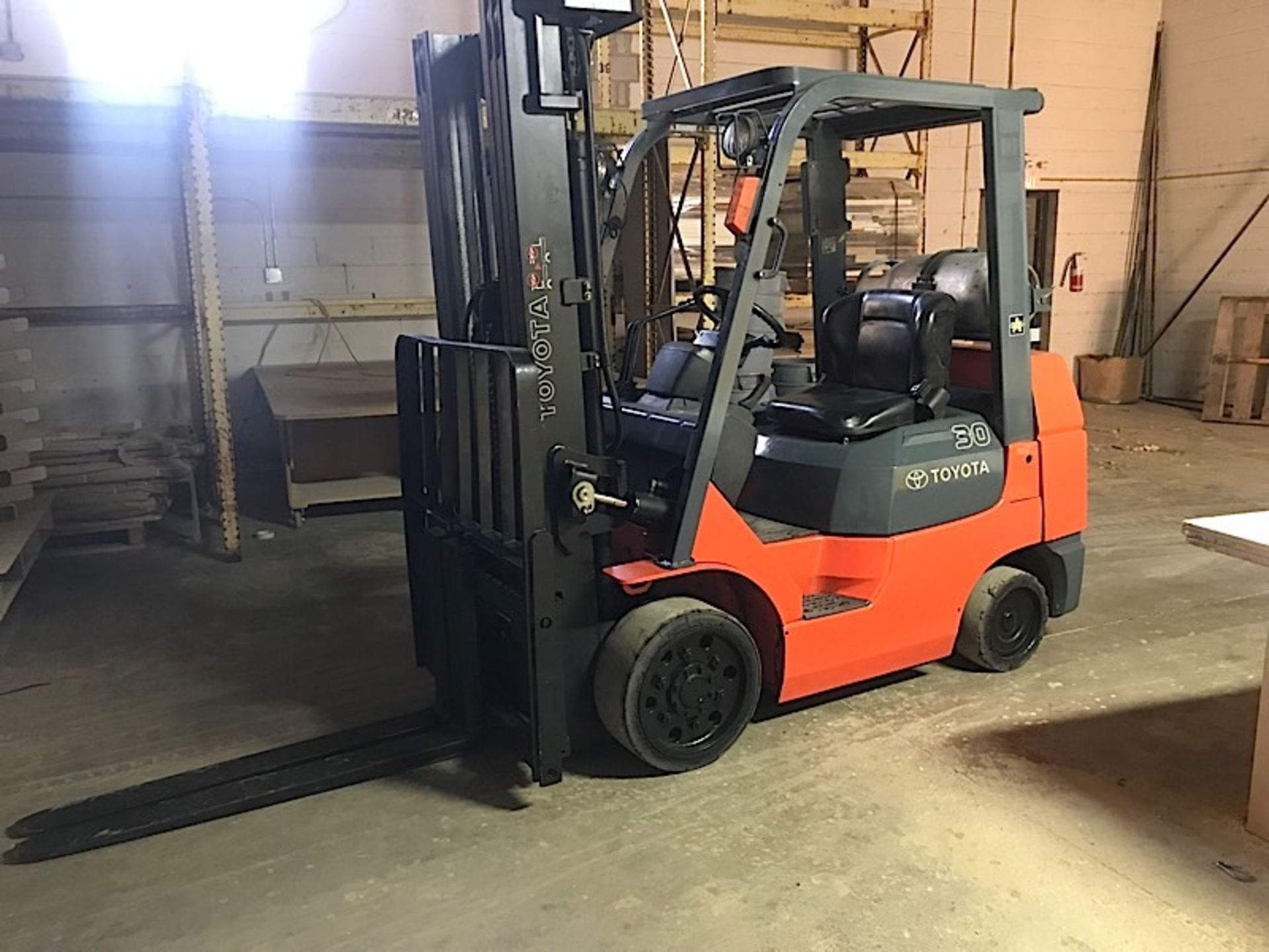 TOYOTA (7FGCU30) 6,000LBS CAP LPG FORKLIFT