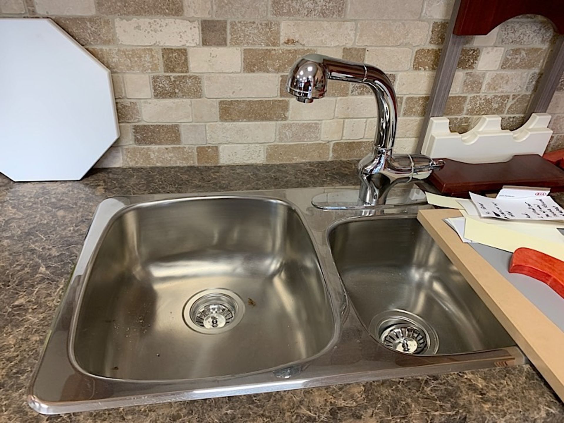 DEMO KITCHEN INCLUDES SINK / DISH WASHER - Image 4 of 8