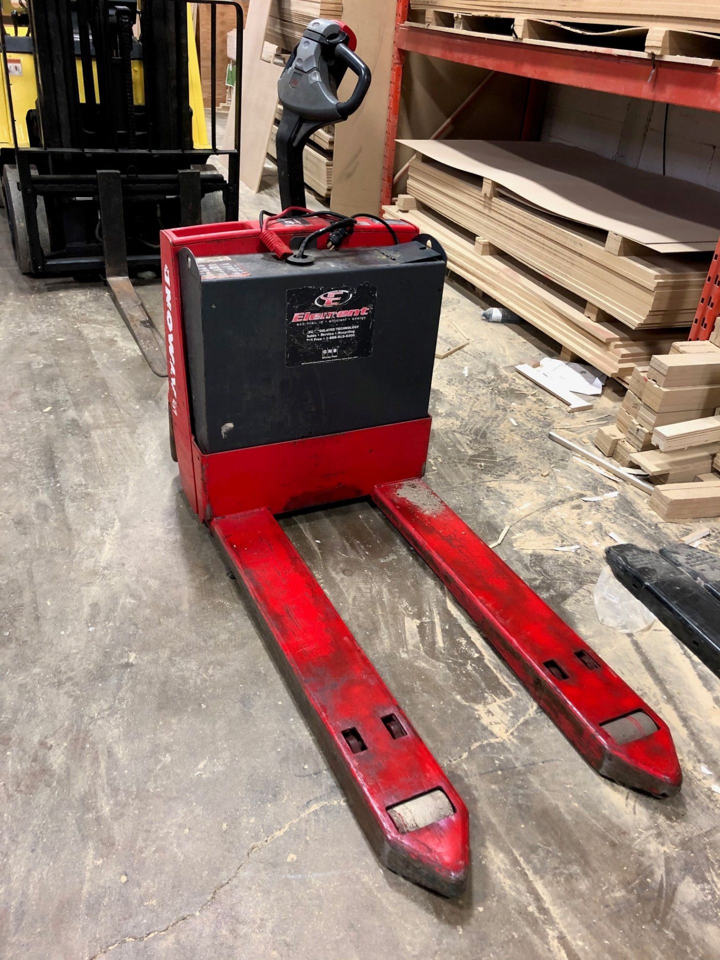 RAYMOND ELECTRIC PALLET TRUCK - Image 2 of 3