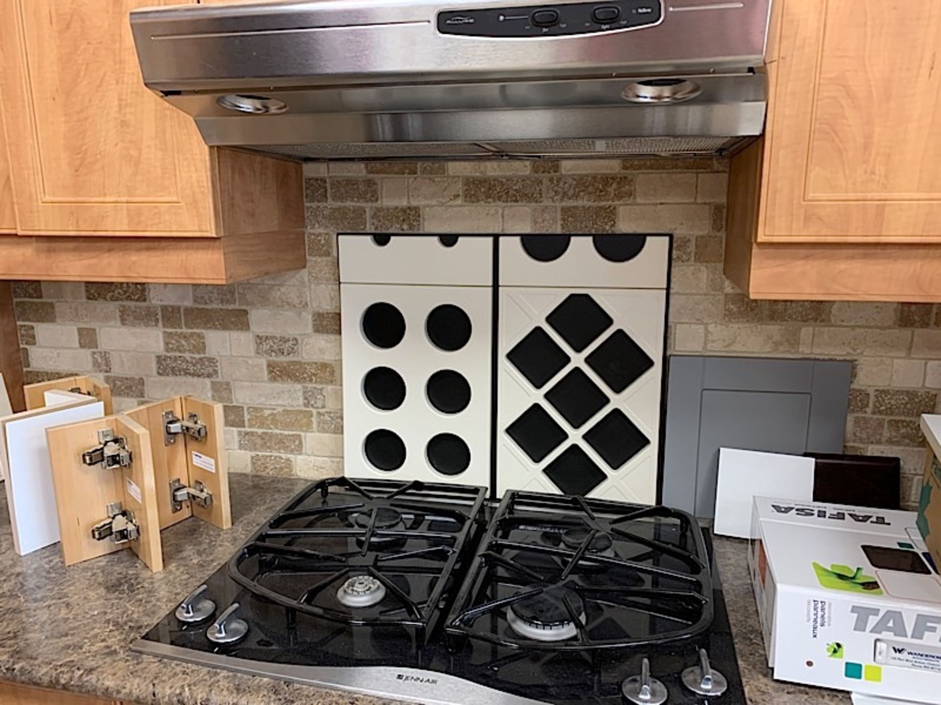 DEMO KITCHEN INCLUDES SINK / DISH WASHER - Image 6 of 8