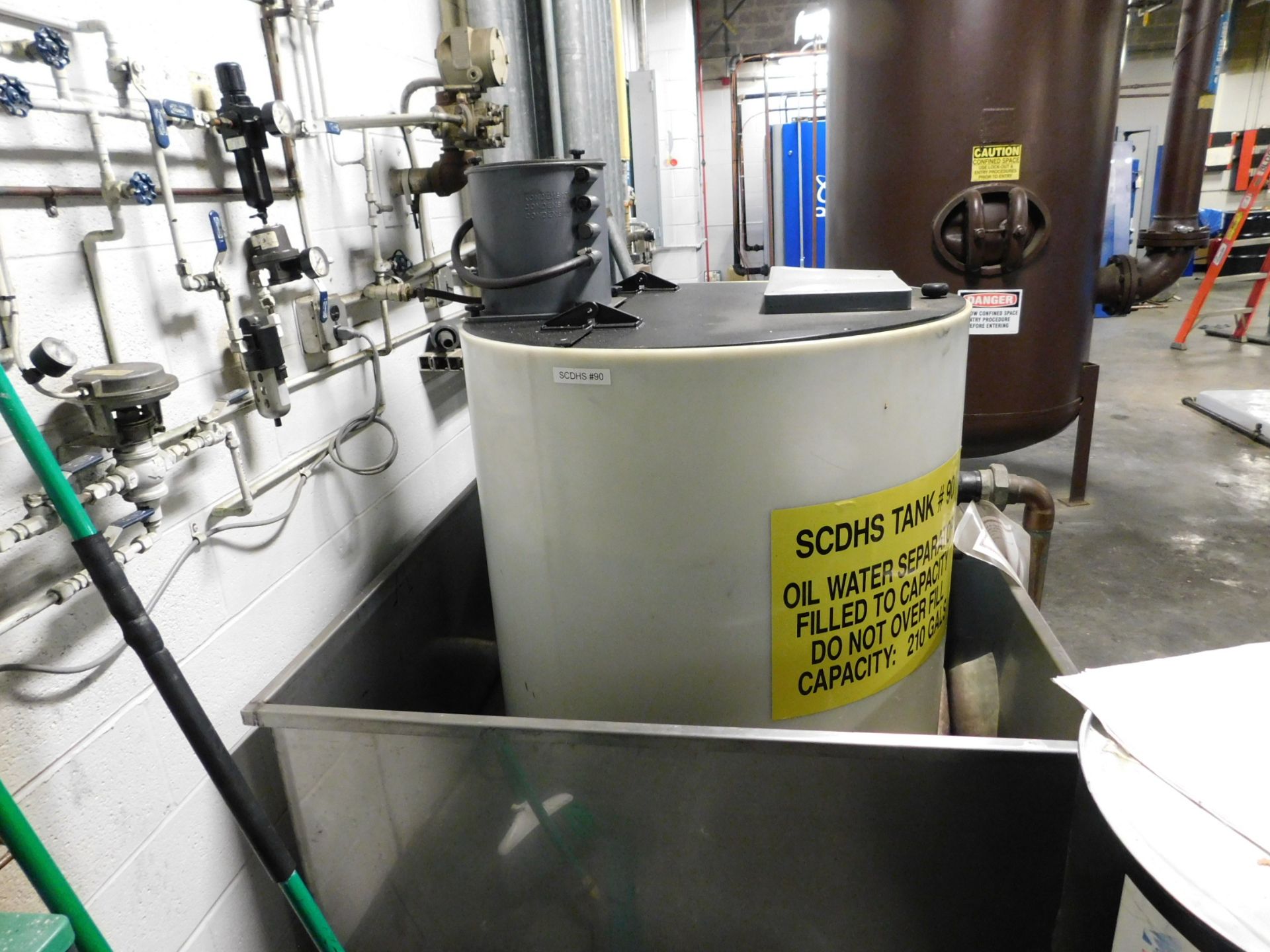 Hankison oil water separator system with 210 gallon poly tank (located on 3rd floor) - Image 2 of 2