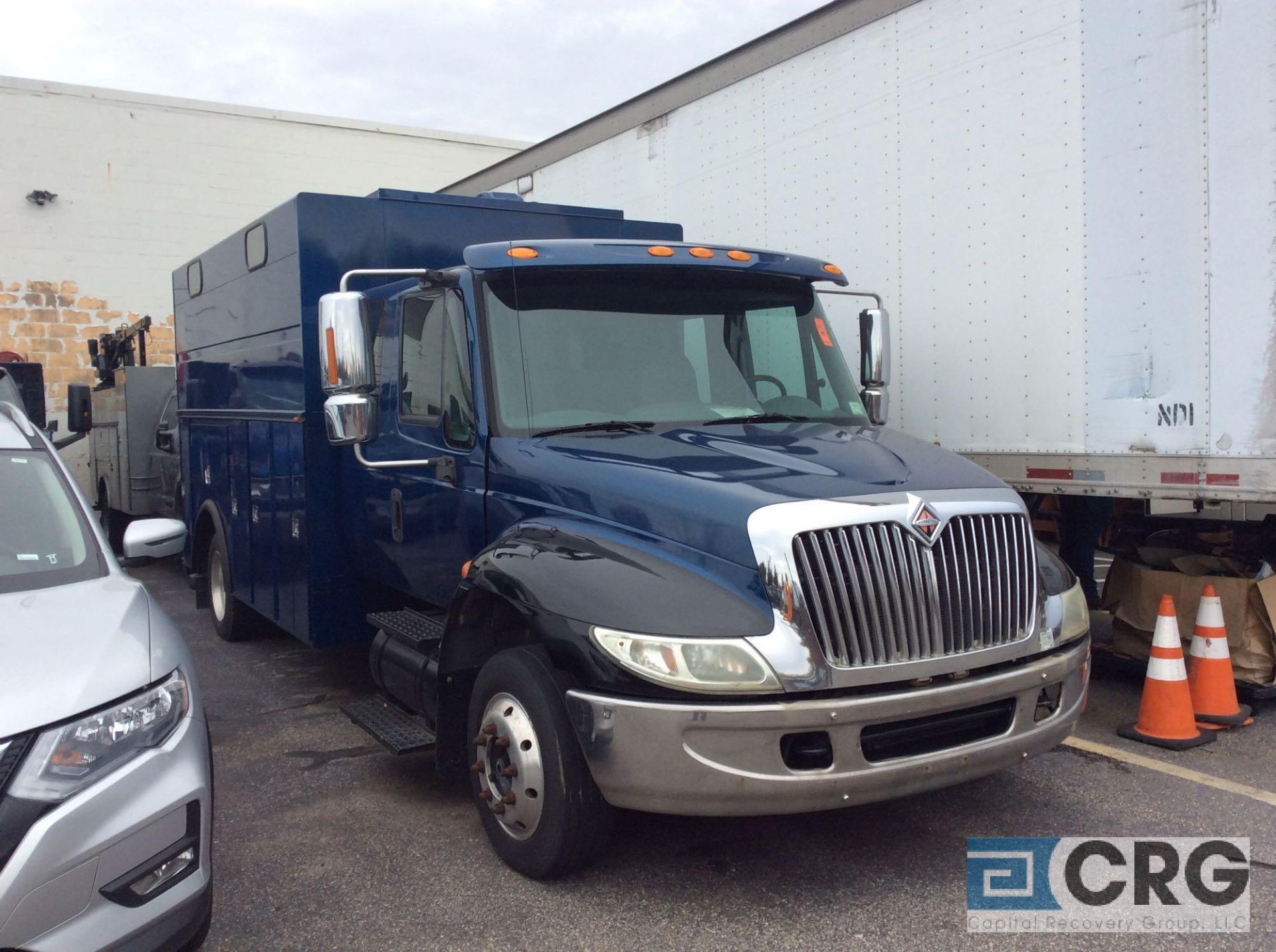 2002 International 4200 SBA 4x2 extended cab chassis with utility body, , AT, AC, vinyl interior, - Image 2 of 4