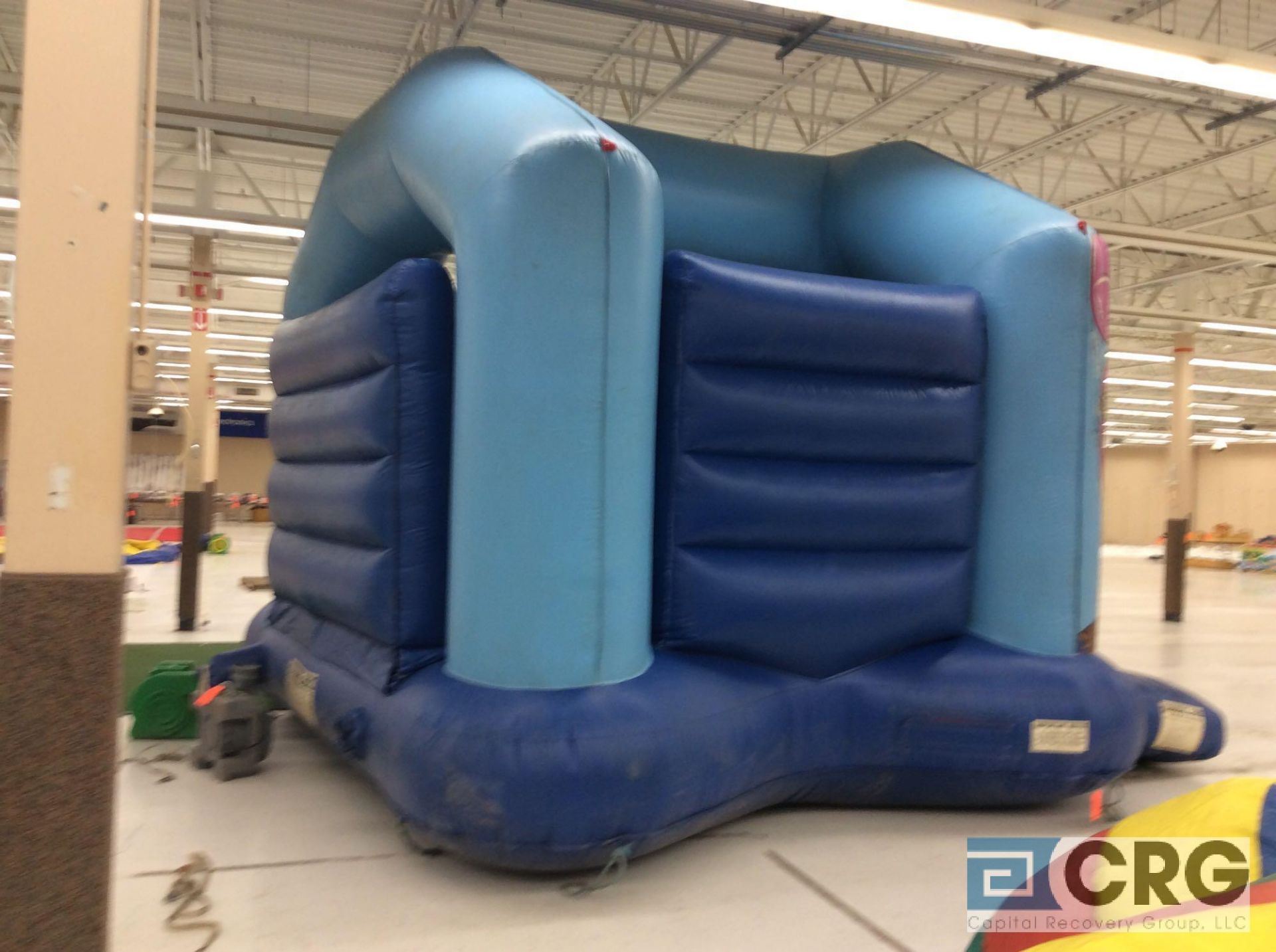 Inflatable bounce house, with blower - Image 4 of 6