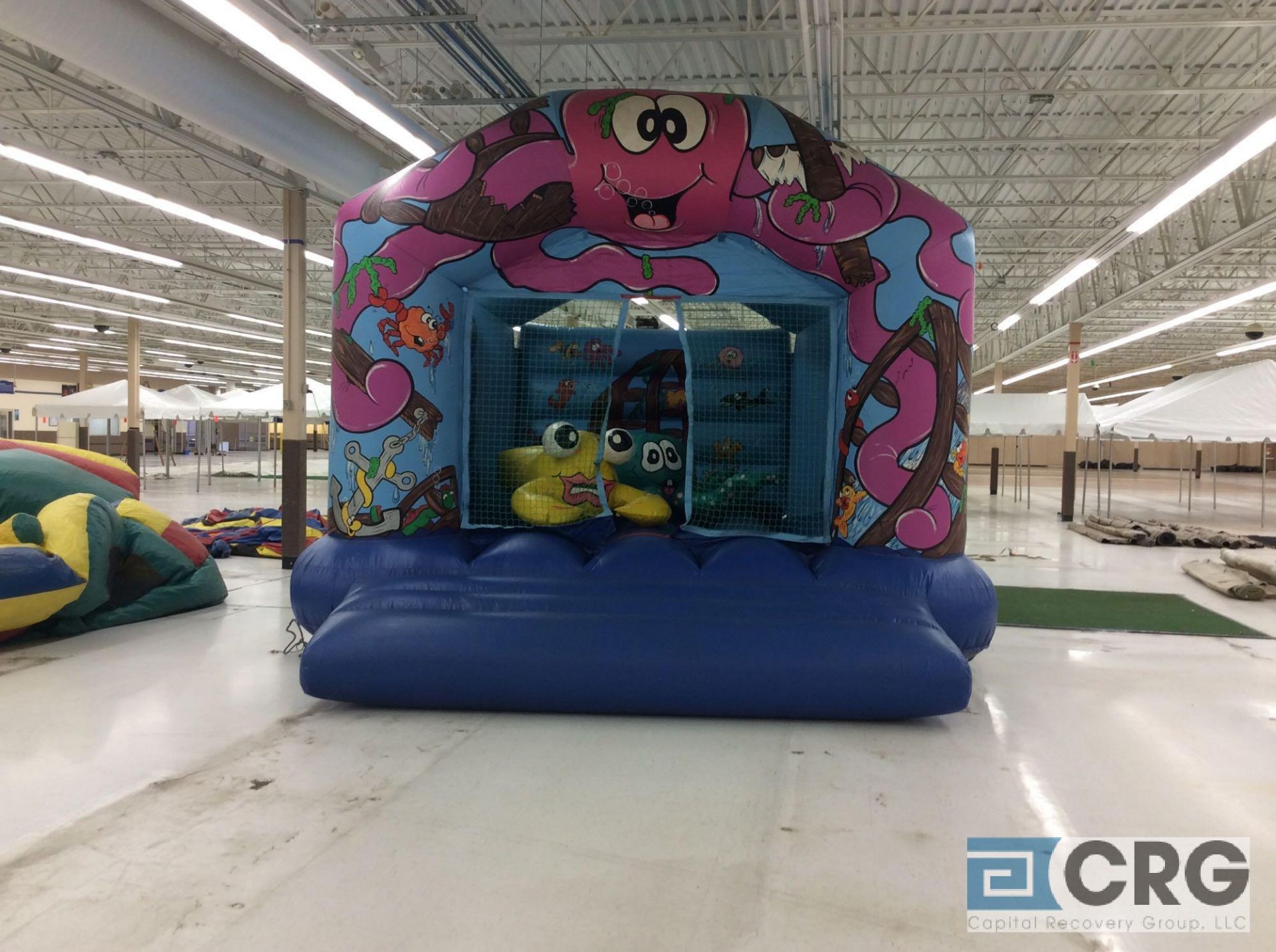 Inflatable bounce house, with blower - Image 2 of 6