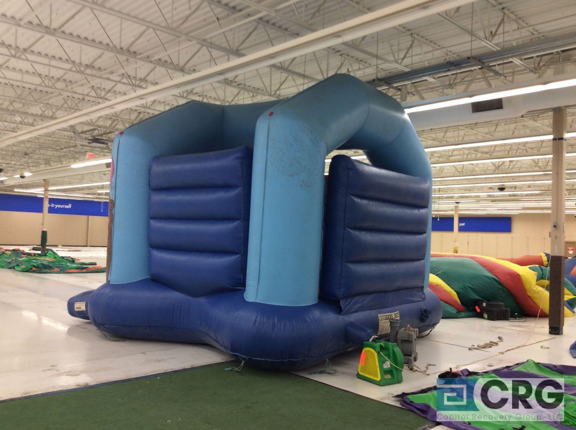 Inflatable bounce house, with blower - Image 5 of 6