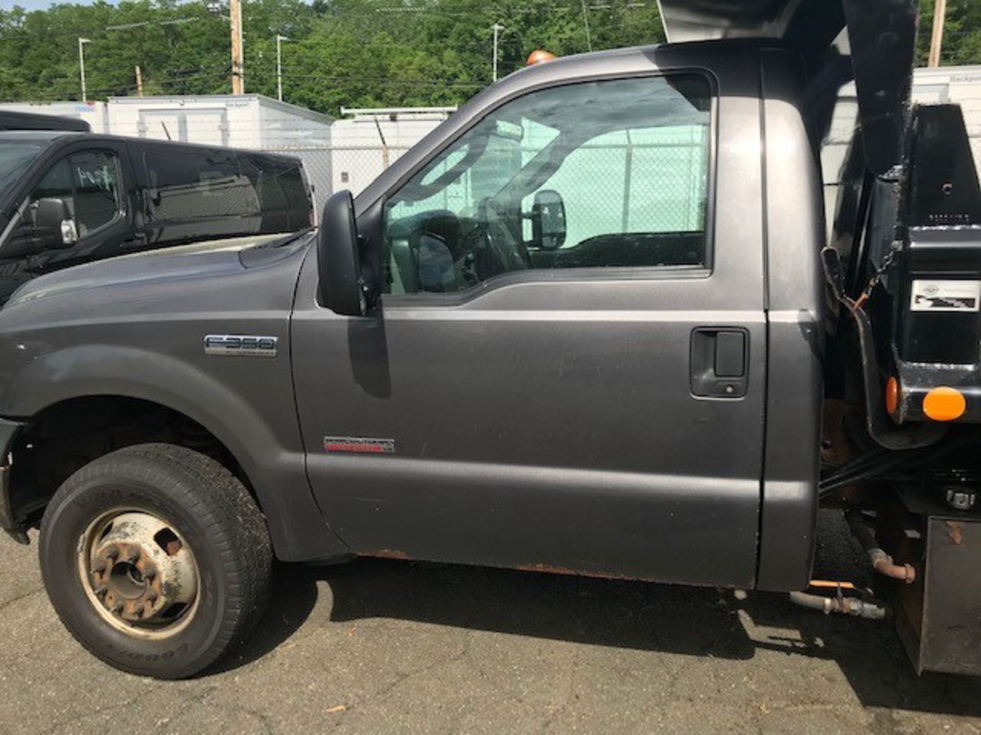 2006 F350 diesel dump truck, AC, central hydraulics, 12,000 lb. GVWR, runs great, good tires, - Image 3 of 11