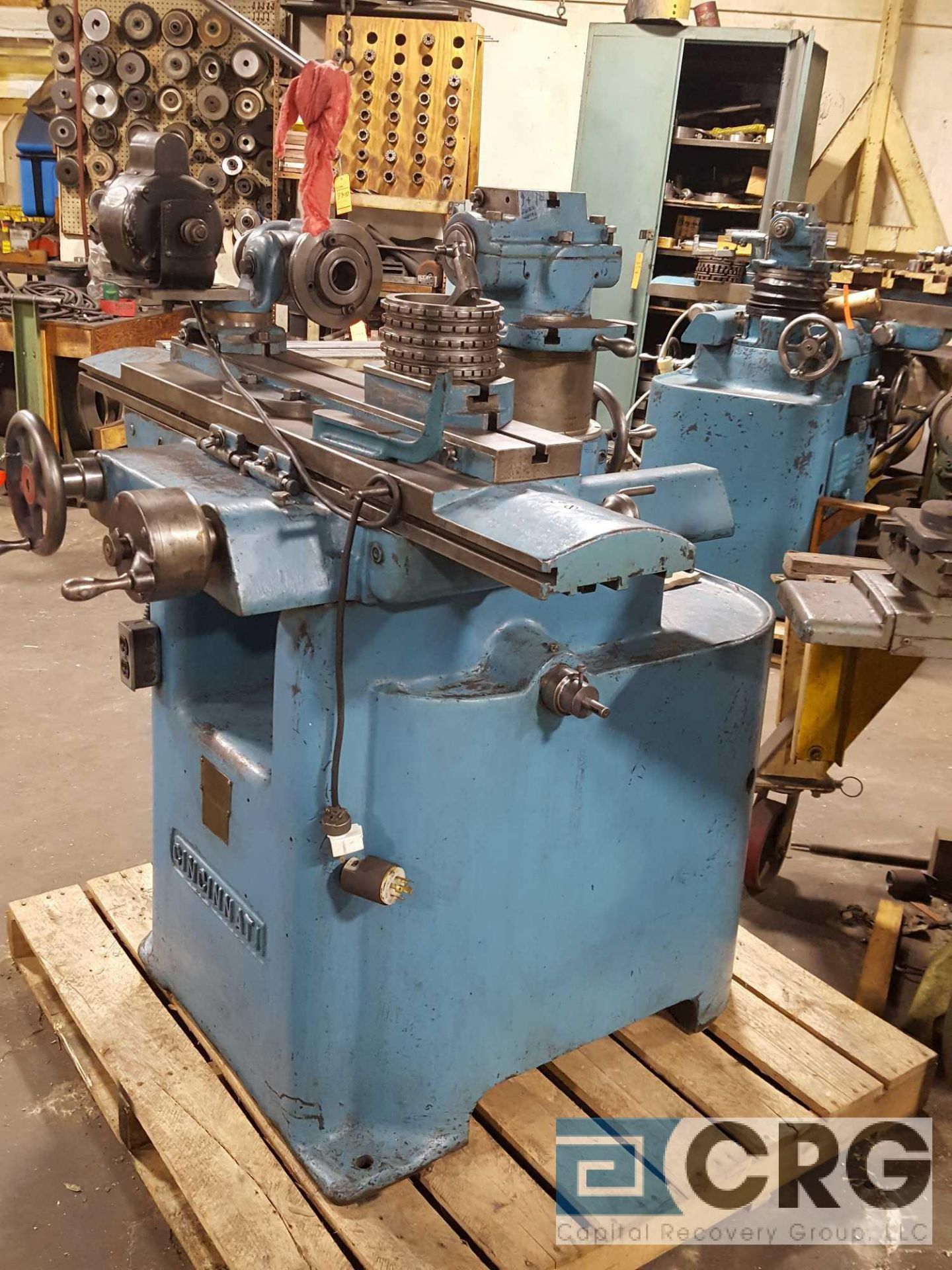 Cincinnati No 2 tool and cutter grinder with motorized head and riser block. - Image 3 of 8