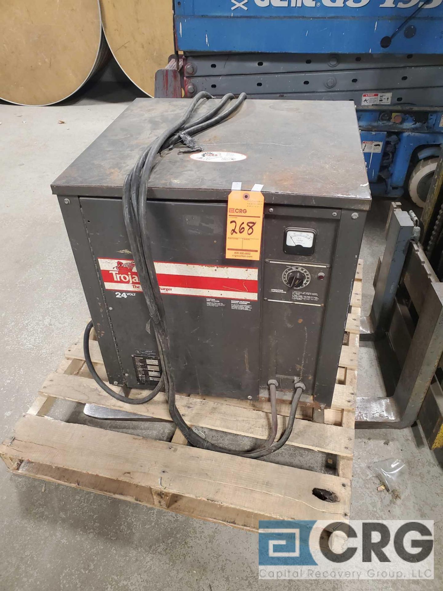 Yale ES0030G4T083 warehouse electric forklift with charger, 3000 lb cap, 24 volts - Image 3 of 3