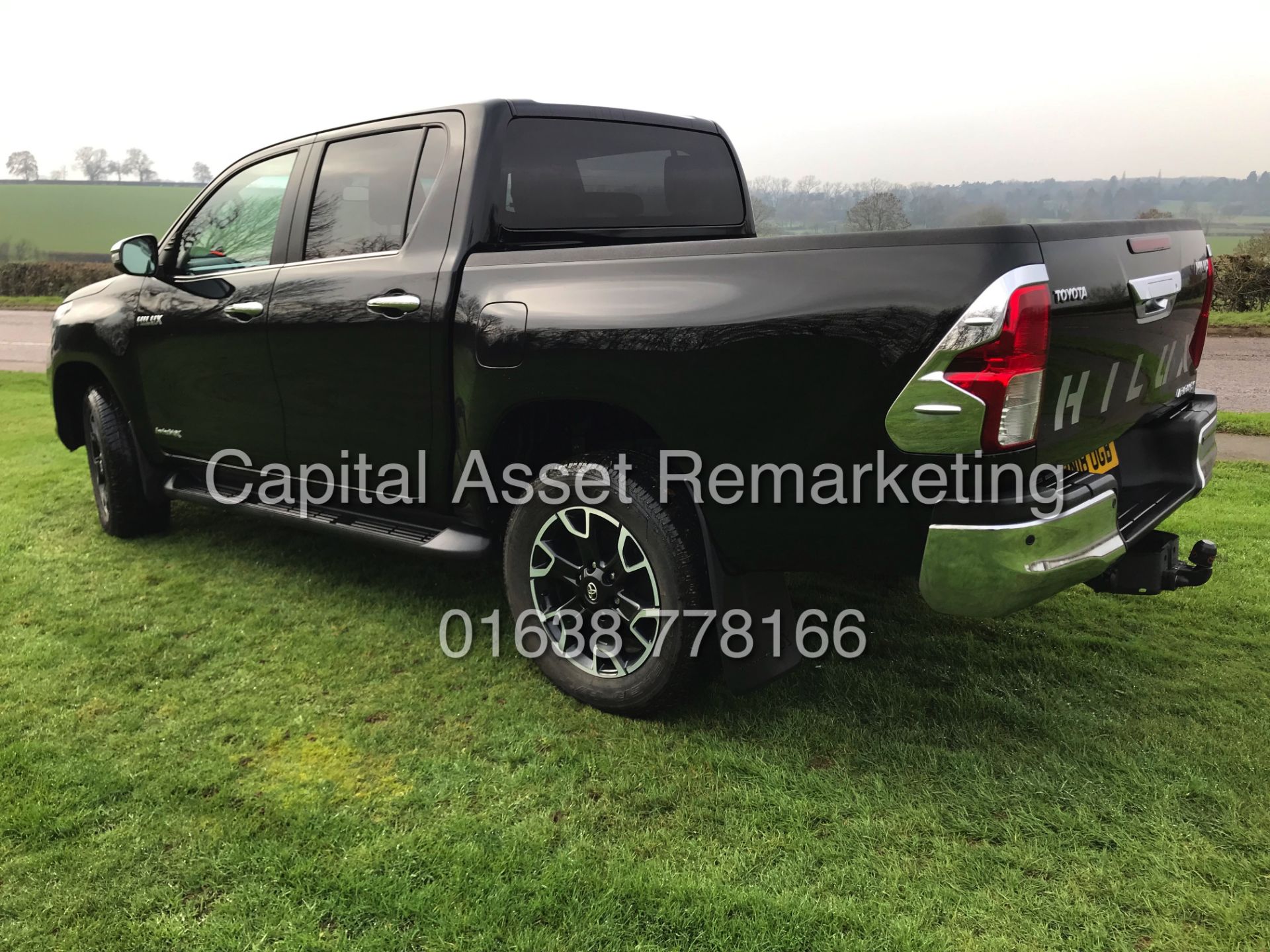 TOYOTA HILUX "INVINCIBLE X" 2.4D4D AUTOMATIC - DOUBLE CAB - 18 REG - BLACK - HUGE SPEC - WOW!!! - Image 8 of 32