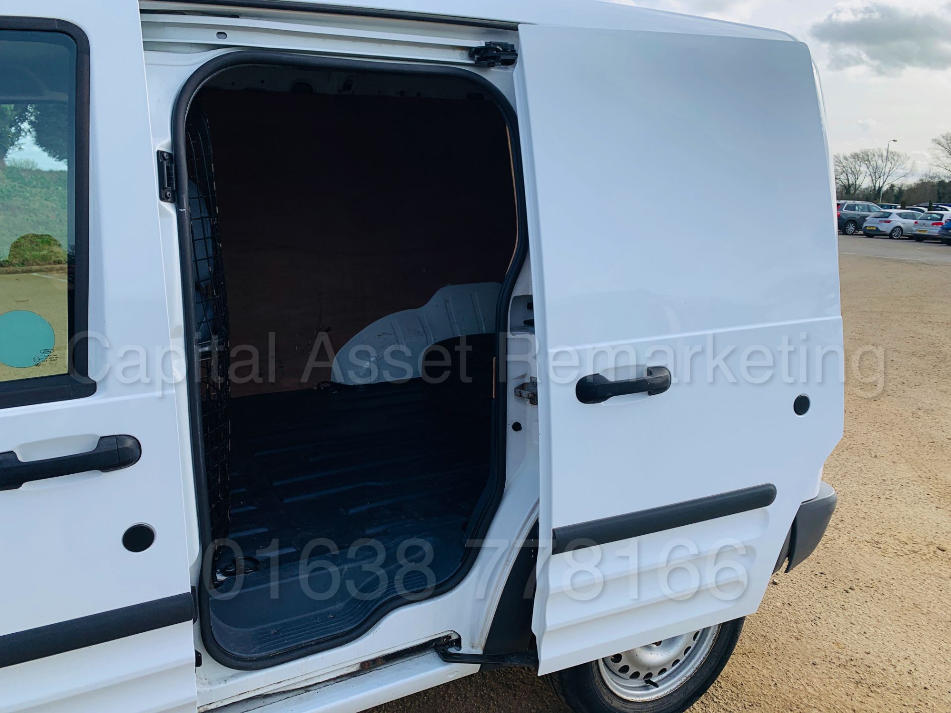 FORD TRANSIT CONNECT T200 *LCV - PANEL VAN* (2013 MODEL) '1.8 TDCI - 75 BHP - 5 SPEED' *LOW MILES* - Image 17 of 30