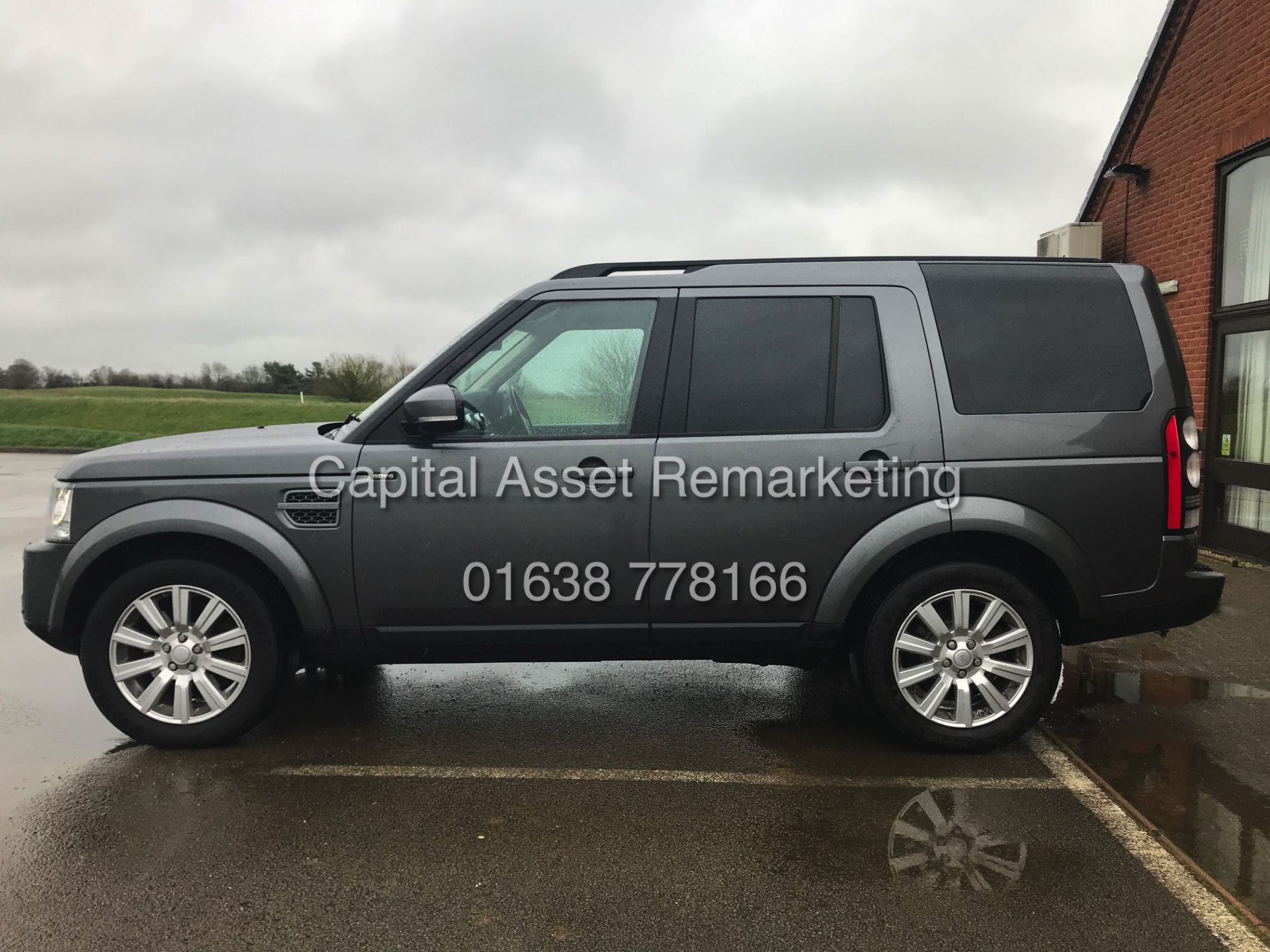 LAND ROVER DISCOVERY 4 *SE EDITION* (2016) '3.0 SDV6 - 8 SPEED AUTO' *LEATHER & SAT NAV* (HUGE SPEC) - Image 8 of 24