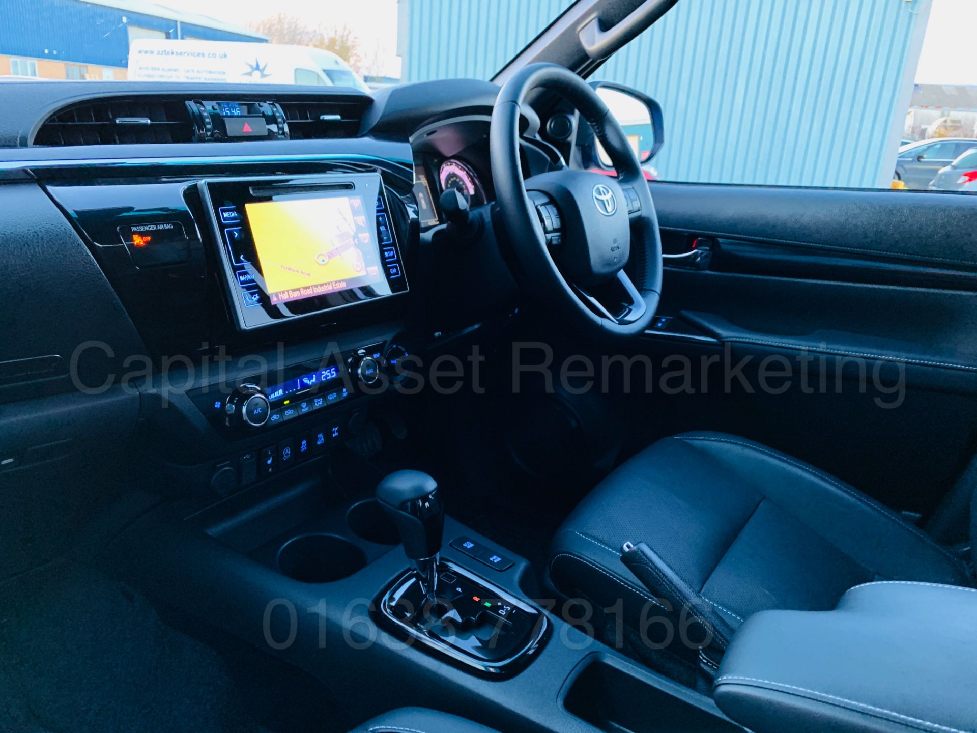 TOYOTA HILUX *INVINCIBLE X - LE* D/CAB PICK-UP (2019 MODEL) 'D-4D - AUTO - LEATHER - SAT NAV' *LOOK* - Image 31 of 65