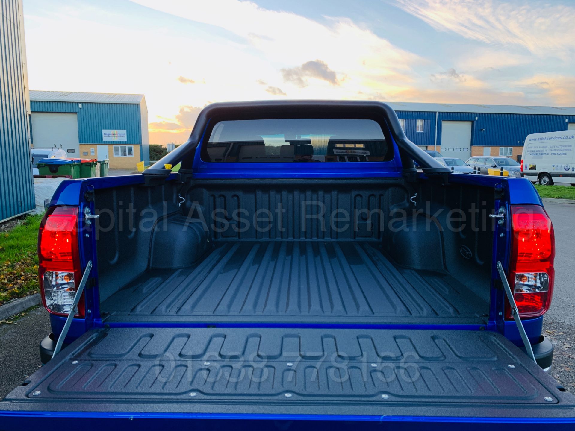 TOYOTA HILUX *INVINCIBLE X - LE* D/CAB PICK-UP (2019 MODEL) 'D-4D - AUTO - LEATHER - SAT NAV' *LOOK* - Image 38 of 65