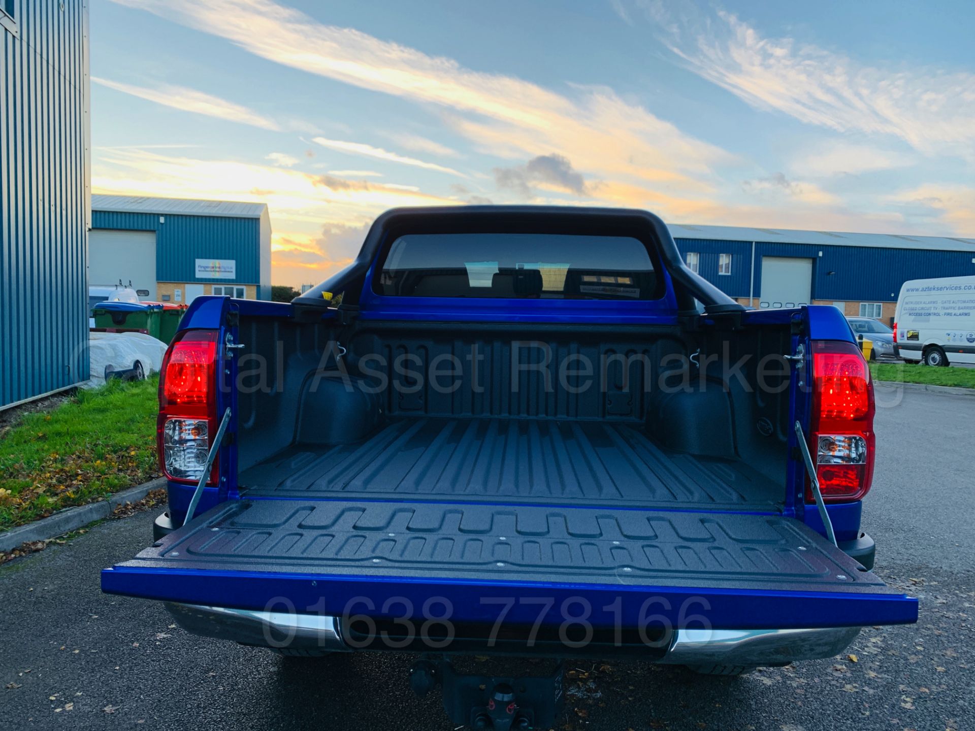 TOYOTA HILUX *INVINCIBLE X - LE* D/CAB PICK-UP (2019 MODEL) 'D-4D - AUTO - LEATHER - SAT NAV' *LOOK* - Image 37 of 65