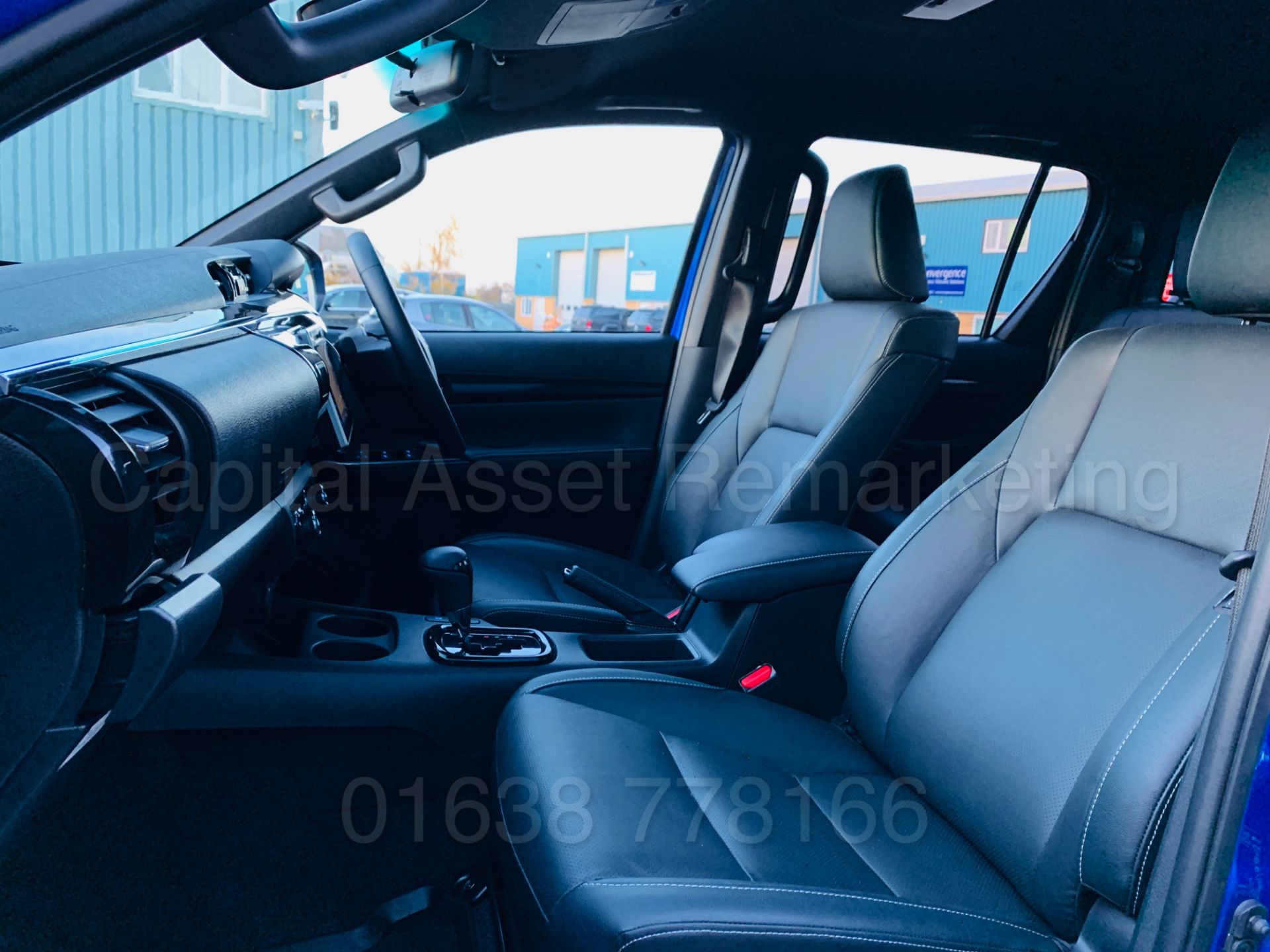 TOYOTA HILUX *INVINCIBLE X - LE* D/CAB PICK-UP (2019 MODEL) 'D-4D - AUTO - LEATHER - SAT NAV' *LOOK* - Image 30 of 65