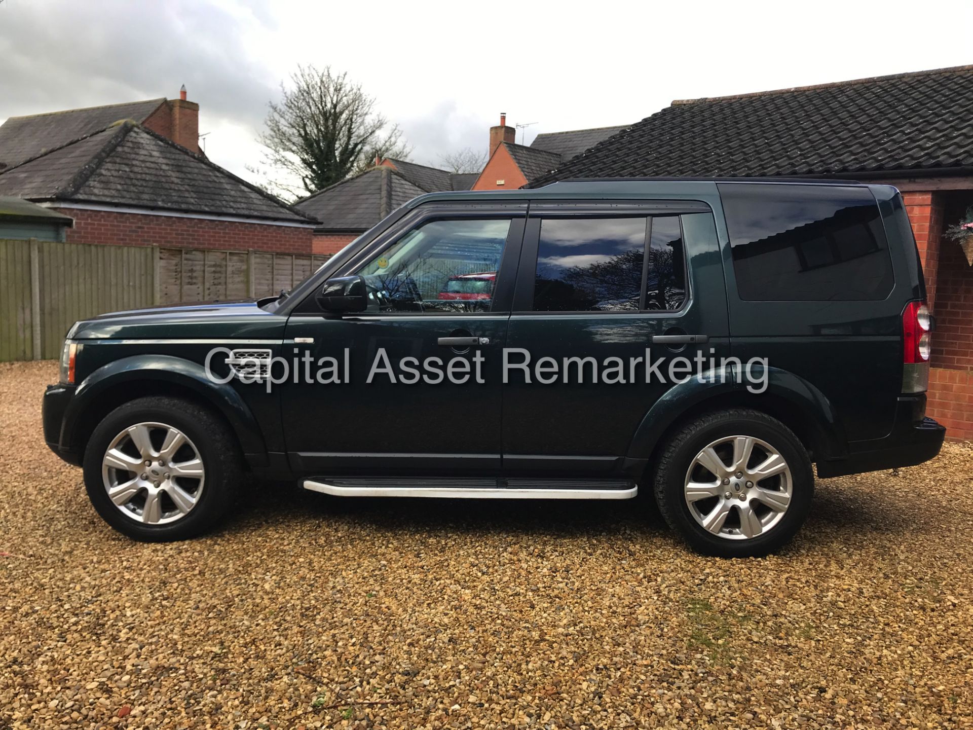 LAND ROVER DISCOVERY 4 "HSE - AUTO" 3.0 SDV6 *7 SEATER* (13 REG) MASSIVE SPEC - SAT NAV - ELEC ROOF - Bild 8 aus 28