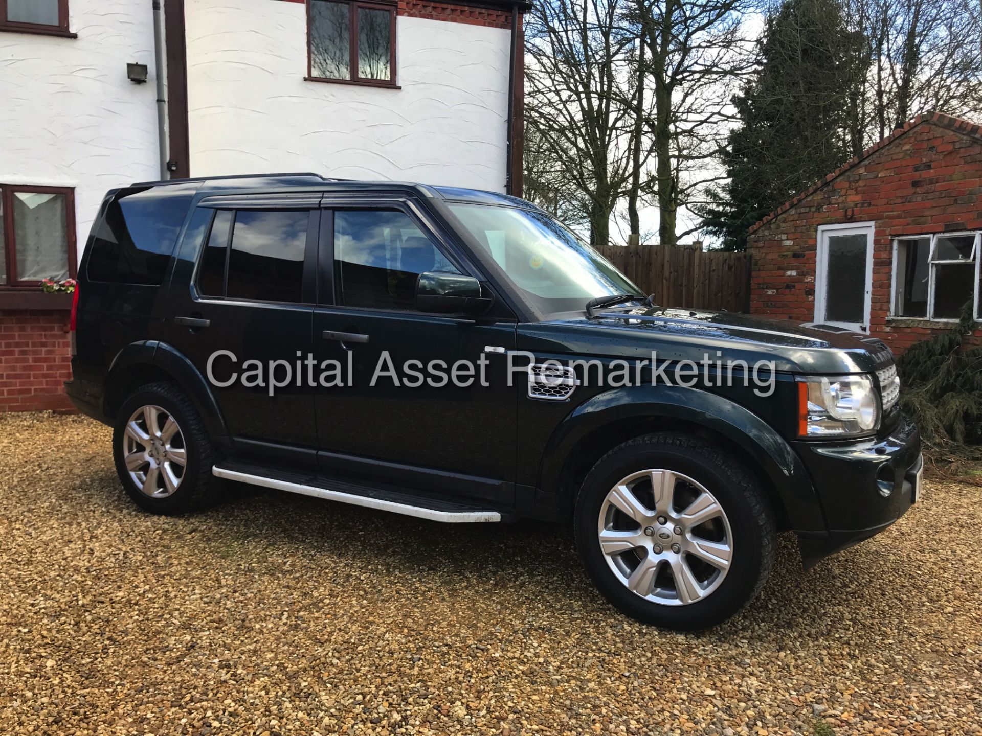 LAND ROVER DISCOVERY 4 "HSE - AUTO" 3.0 SDV6 *7 SEATER* (13 REG) MASSIVE SPEC - SAT NAV - ELEC ROOF - Bild 2 aus 28