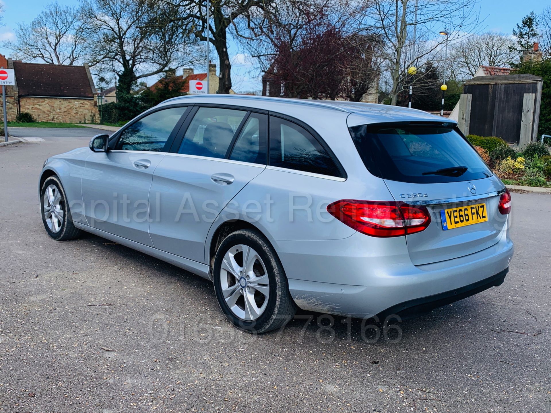 MERCEDES-BENZ C220D *EXECUTIVE* 5 DOOR ESTATE (2017 MODEL) '7G AUTO - LEATHER - SAT NAV' *HUGE SPEC* - Image 7 of 51