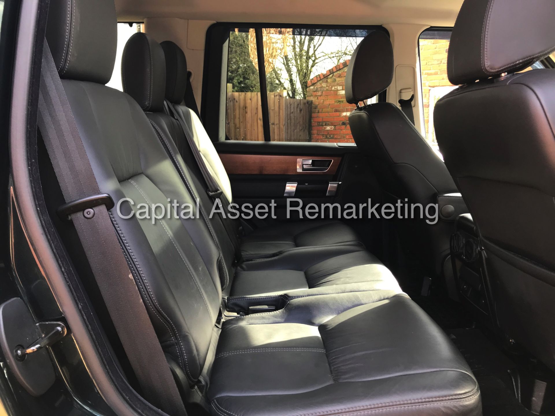 LAND ROVER DISCOVERY 4 "HSE - AUTO" 3.0 SDV6 *7 SEATER* (13 REG) MASSIVE SPEC - SAT NAV - ELEC ROOF - Image 27 of 28