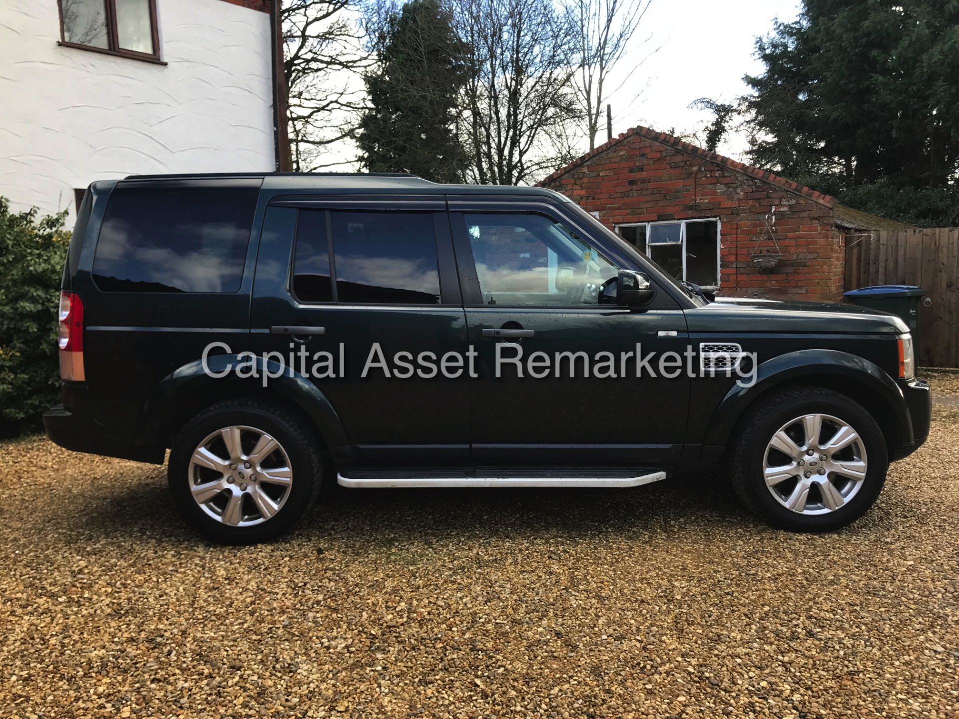 LAND ROVER DISCOVERY 4 "HSE - AUTO" 3.0 SDV6 *7 SEATER* (13 REG) MASSIVE SPEC - SAT NAV - ELEC ROOF - Bild 3 aus 28