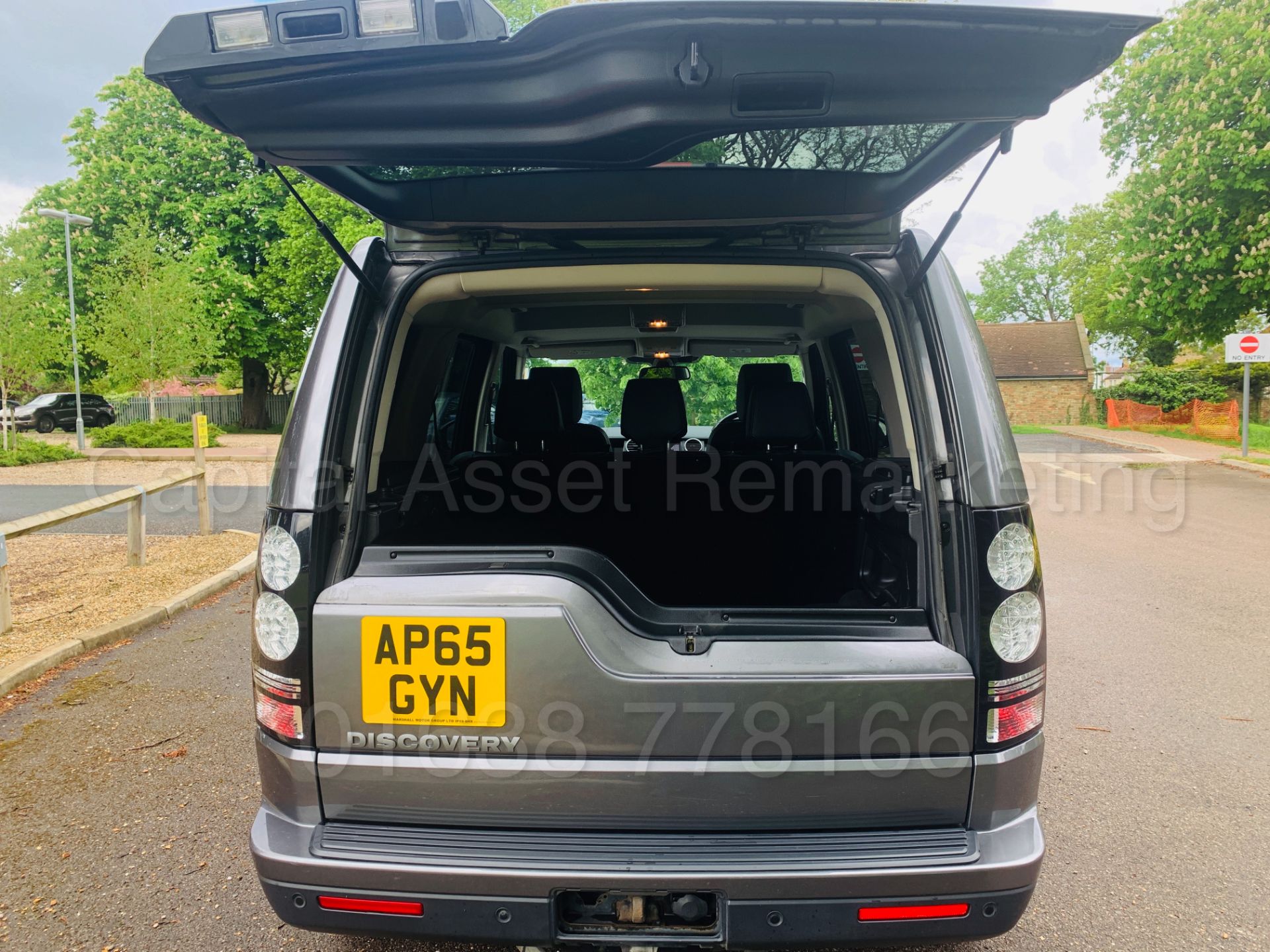 (On Sale) LAND ROVER DISCOVERY 4 *SE EDITION* (65 REG) '3.0 SDV6 - 255 BHP - 8 SPEED AUTO' (1 OWNER) - Image 27 of 57