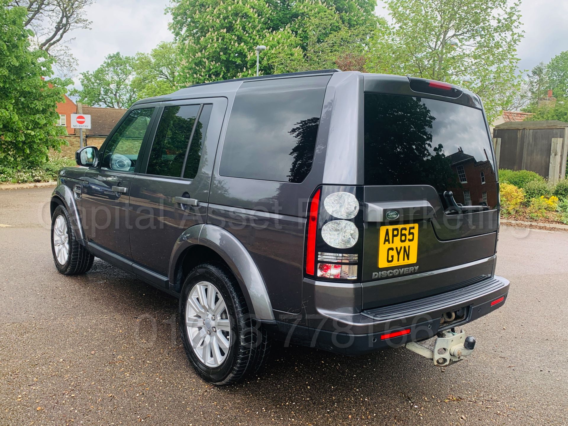 (On Sale) LAND ROVER DISCOVERY 4 *SE EDITION* (65 REG) '3.0 SDV6 - 255 BHP - 8 SPEED AUTO' (1 OWNER) - Image 8 of 57