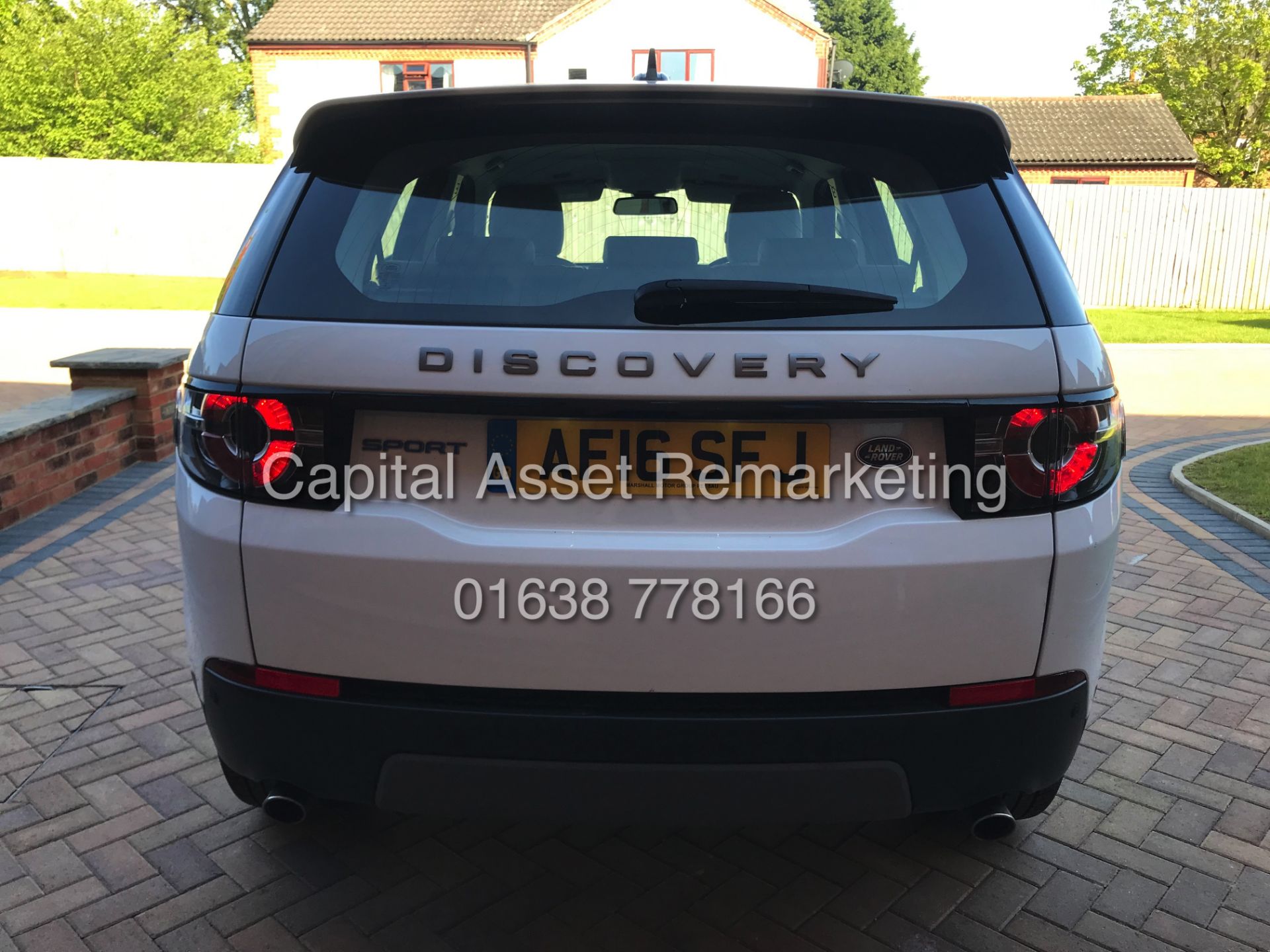 (ON SALE) LAND ROVER DISCOVERY SPORT "SE TECH" 2.0 TD4 (16 REG) 1 OWNER FSH - SAT NAV - LEATHER - Image 8 of 27