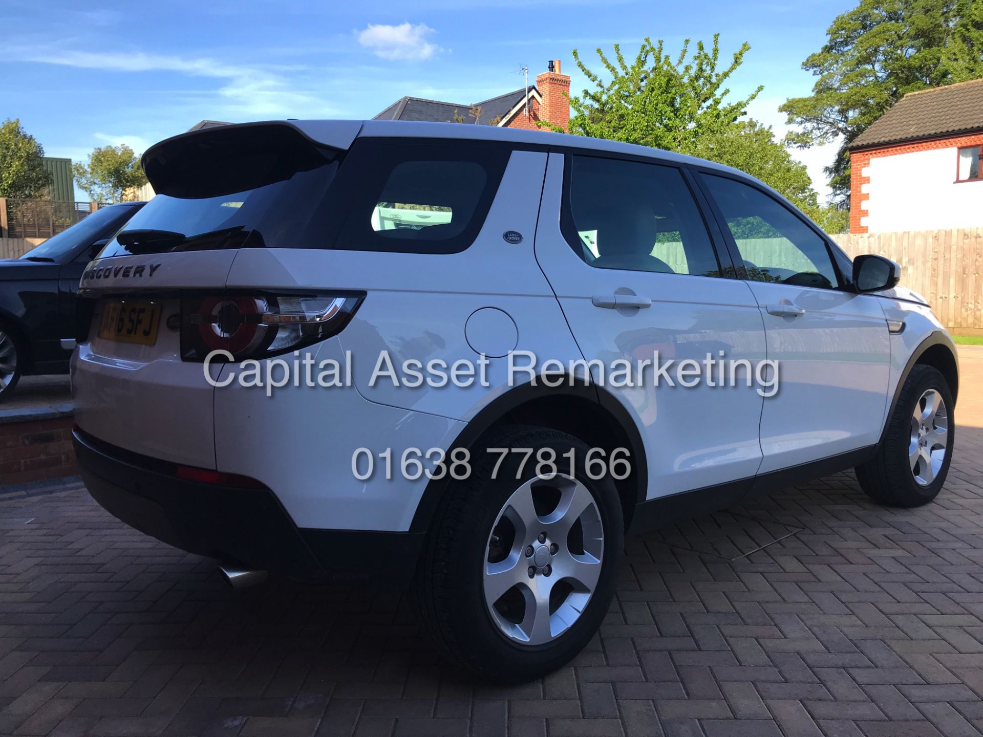 (ON SALE) LAND ROVER DISCOVERY SPORT "SE TECH" 2.0 TD4 (16 REG) 1 OWNER FSH - SAT NAV - LEATHER - Image 9 of 27