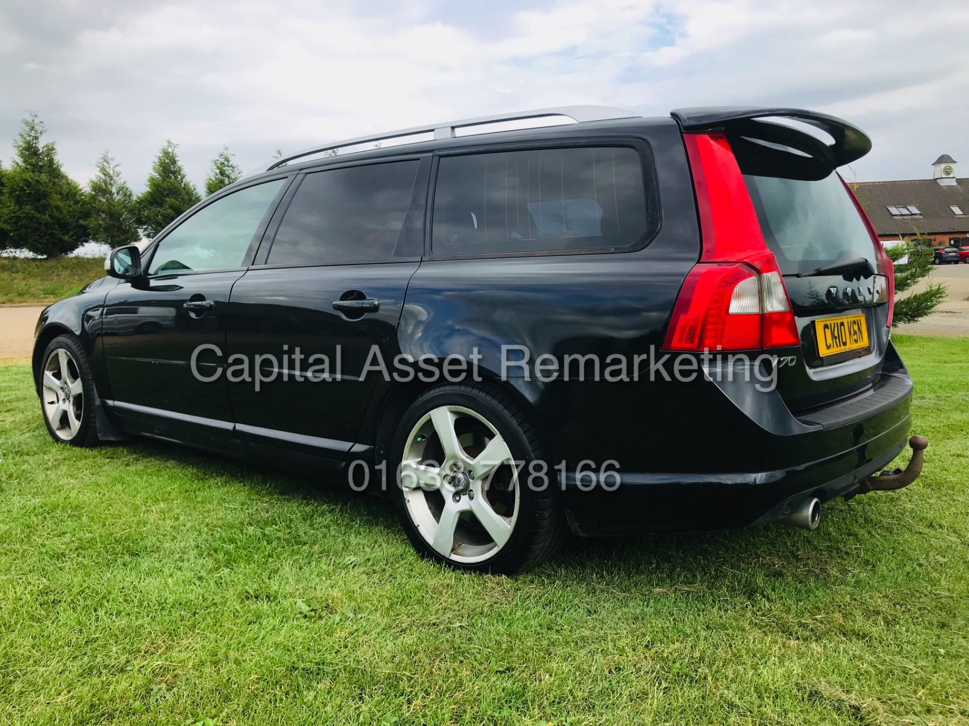 ON SALE VOLVO V70 R-DESIGN ESTATE (10 REG) AUTOMATIC - SAT NAV - LEATHER - CLIMATE - AIR CON - - Image 4 of 13