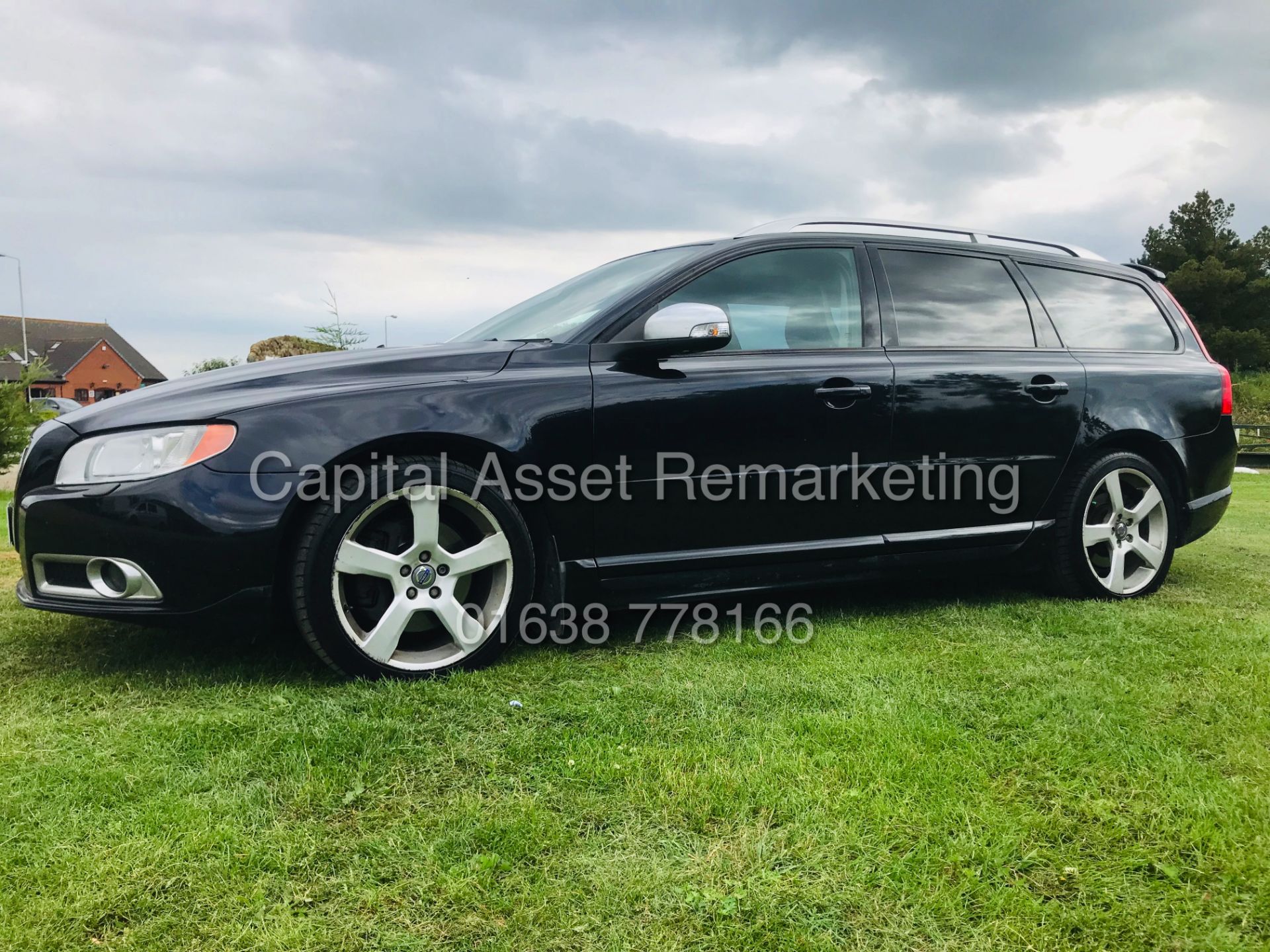 ON SALE VOLVO V70 R-DESIGN ESTATE (10 REG) AUTOMATIC - SAT NAV - LEATHER - CLIMATE - AIR CON - - Image 2 of 13