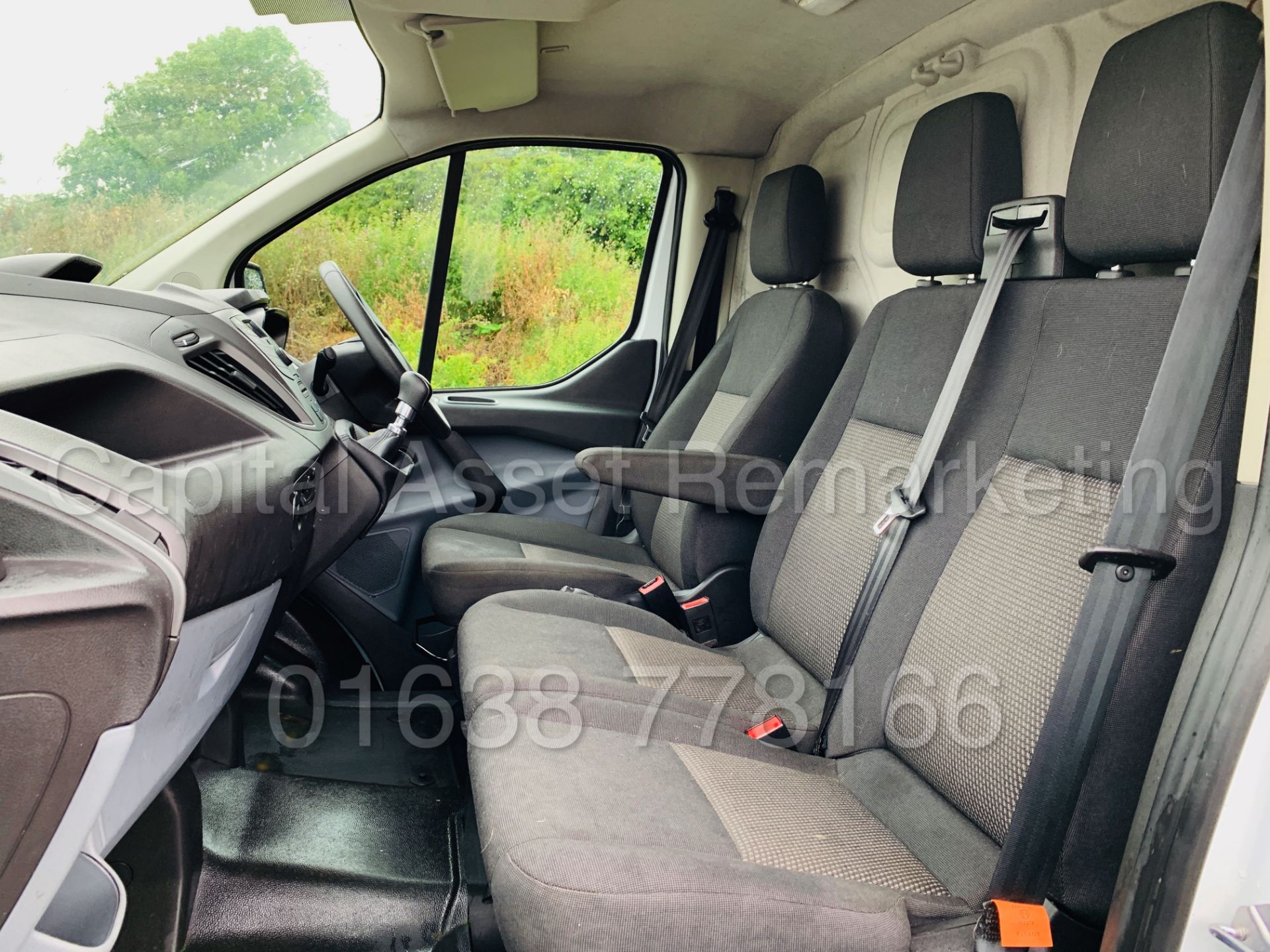 FORD TRANSIT CUSTOM 290 *SWB - PANEL VAN* (2018 MODEL - EURO 6) '2.0 TDCI - 6 SPEED' (1 OWNER) - Image 19 of 36