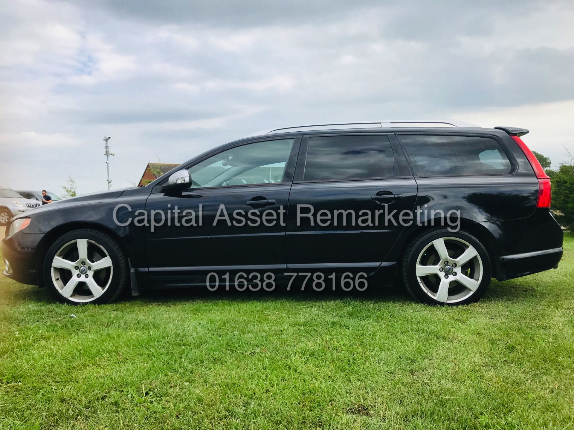 ON SALE VOLVO V70 R-DESIGN ESTATE (10 REG) AUTOMATIC - SAT NAV - LEATHER - CLIMATE - AIR CON - - Image 3 of 13