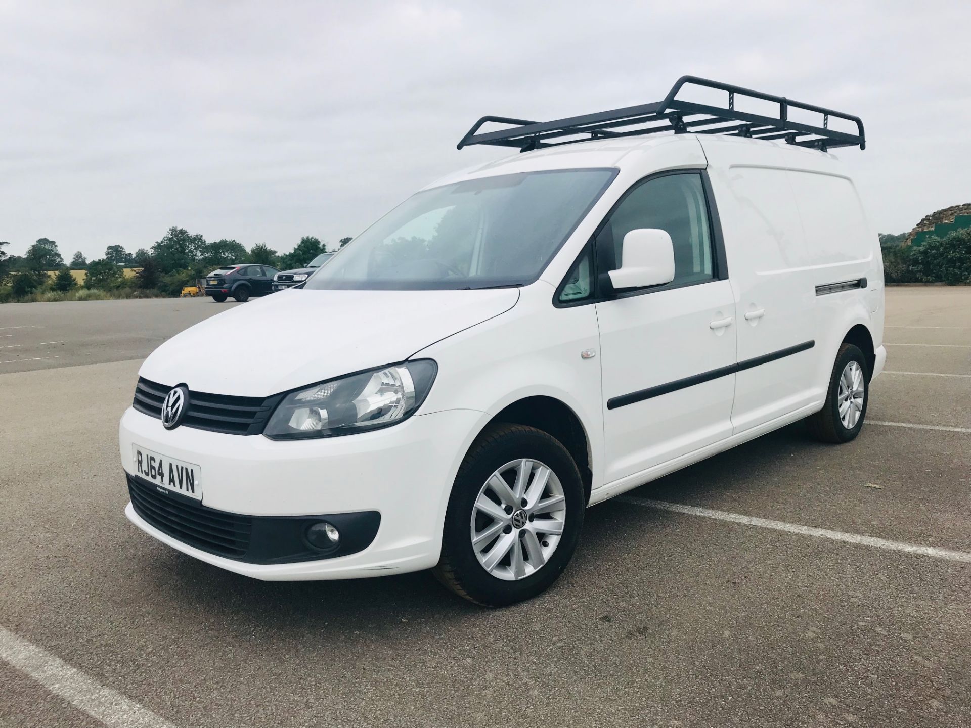 ON SALE VOLKSWAGEN CADDY 1.6TDI "DSG AUTO" LWB MAXI - HIGHLINE MODEL - 2015 REG - SAT NAV -= AIR CON - Image 3 of 17