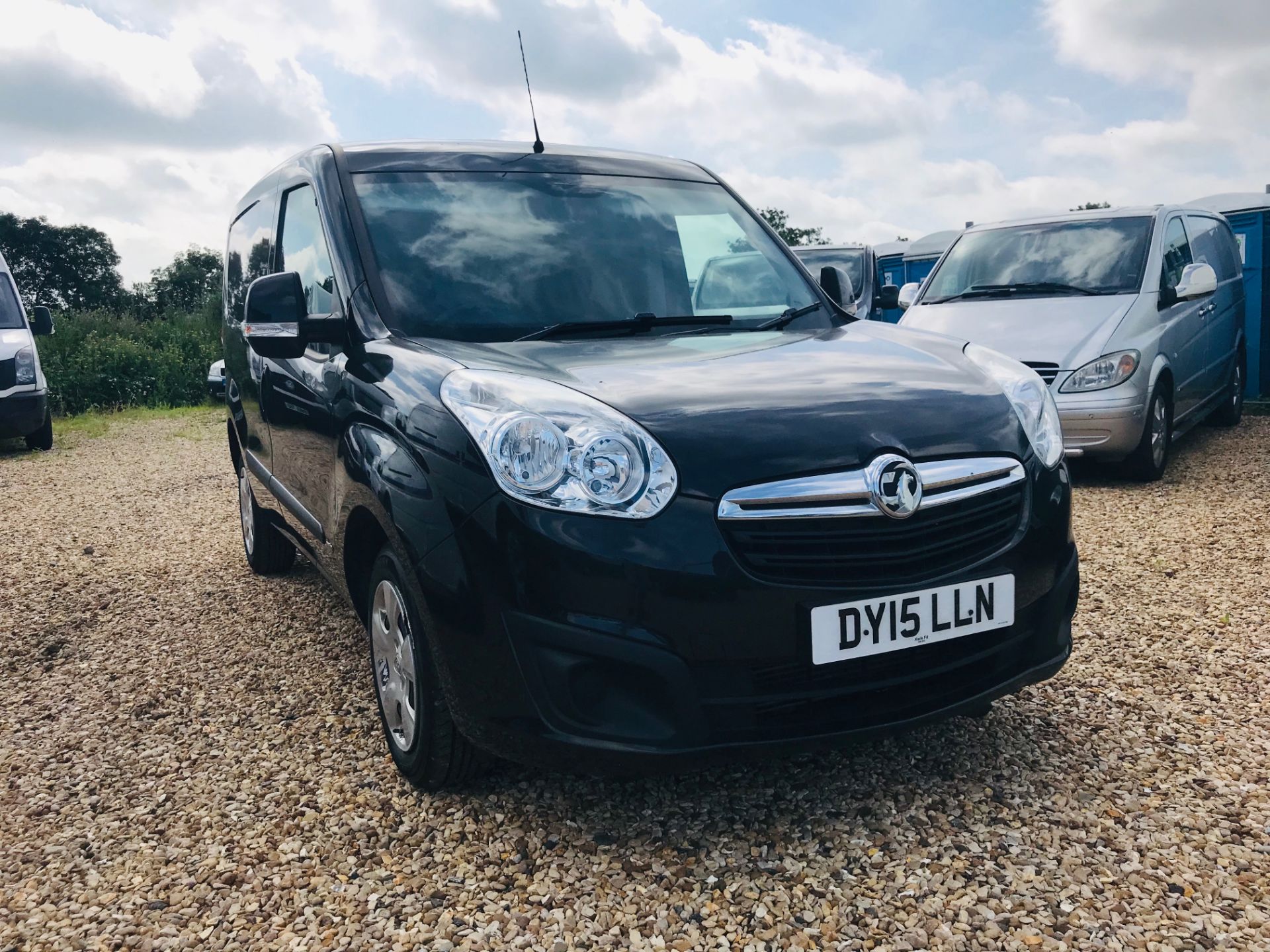 VAUXHALL COMBO CDTI "SPORTIVE - BLACK EDITION" (15 REG - NEW SHAPE) 1 OWNER FSH *AIR CON* ELEC PACK - Image 2 of 15