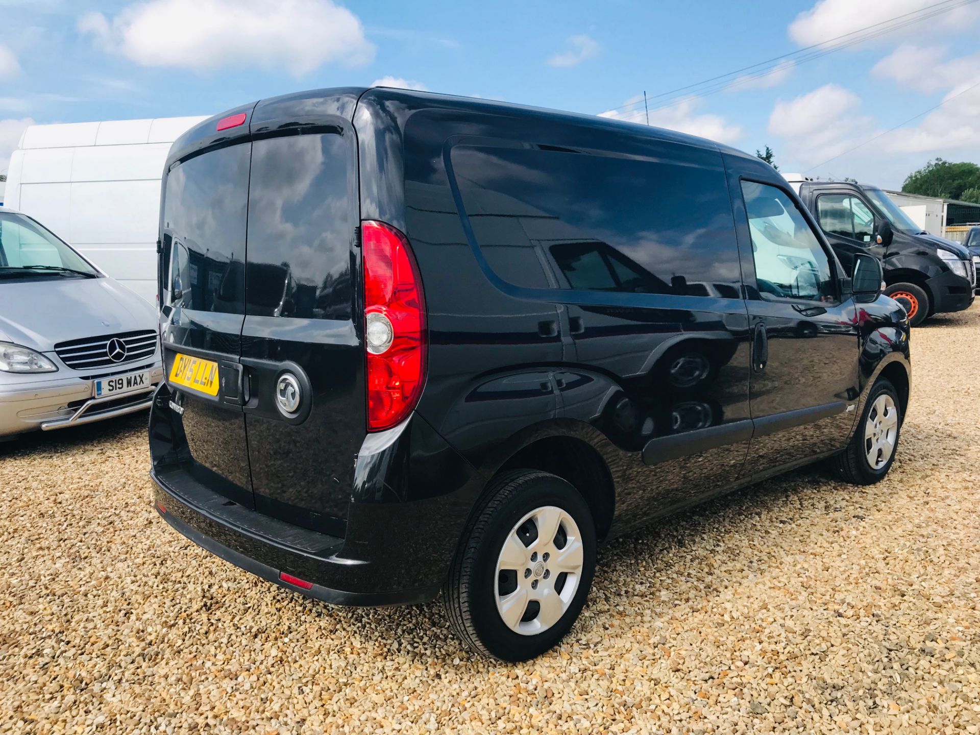 VAUXHALL COMBO CDTI "SPORTIVE - BLACK EDITION" (15 REG - NEW SHAPE) 1 OWNER FSH *AIR CON* ELEC PACK - Image 3 of 15