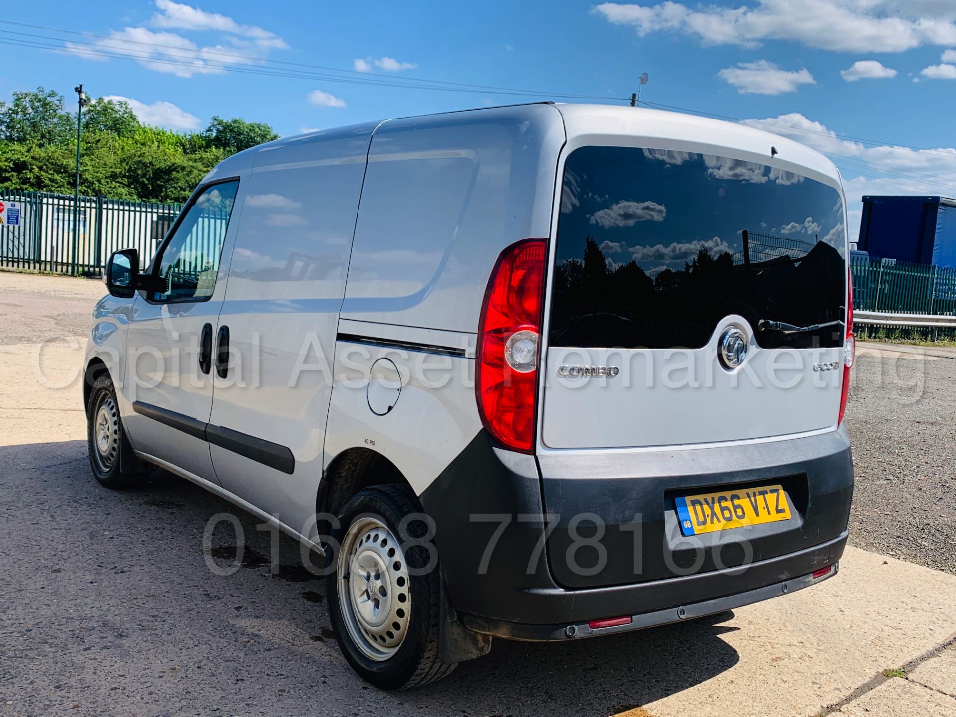 VAUXHALL COMBO *SWB - PANEL VAN* (2017 MODEL) 'STOP/START - 90 - BHP - 5 SPEED' *AIR CON* (1 OWNER) - Image 8 of 43