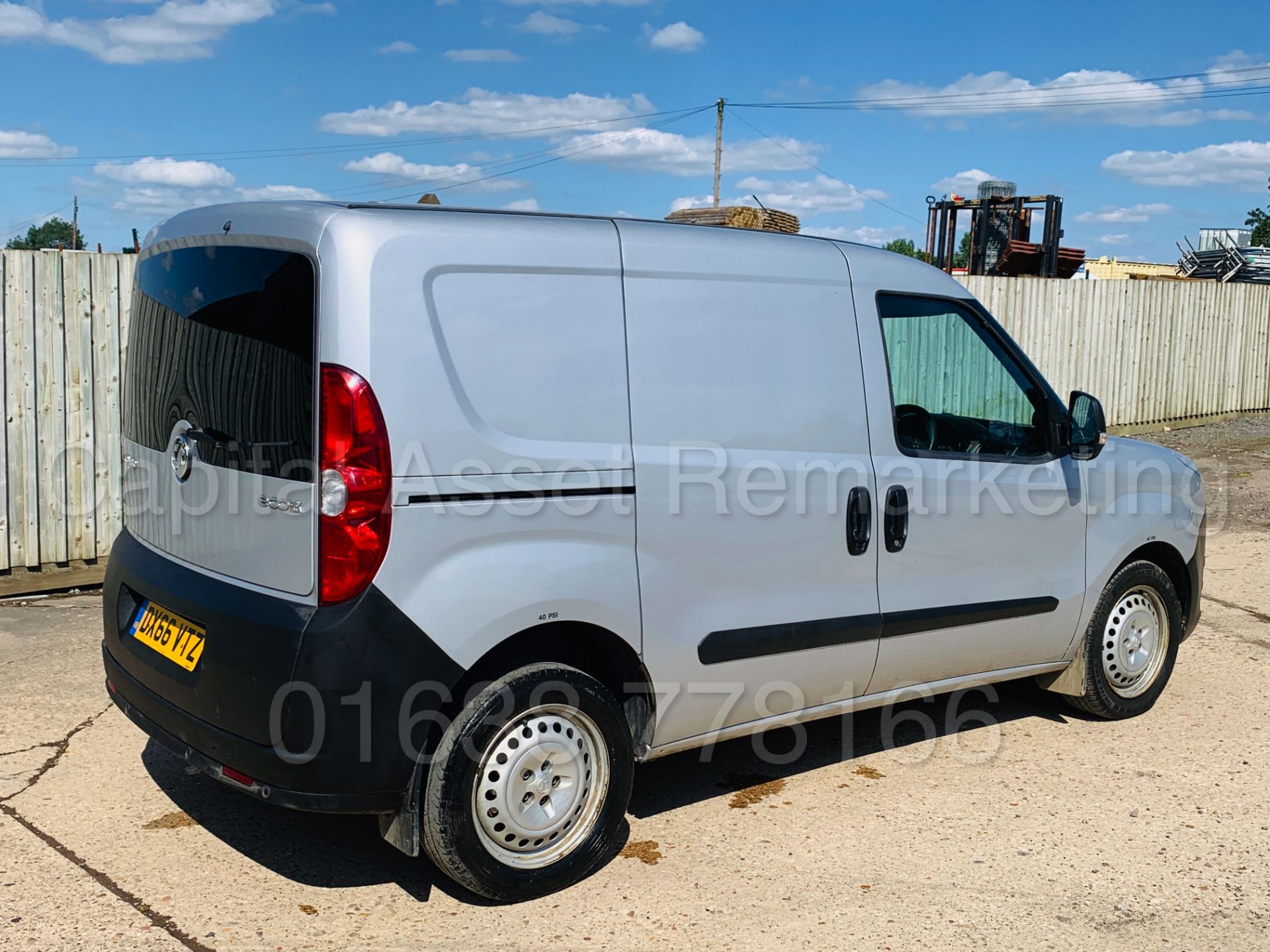 VAUXHALL COMBO *SWB - PANEL VAN* (2017 MODEL) 'STOP/START - 90 - BHP - 5 SPEED' *AIR CON* (1 OWNER) - Image 11 of 43