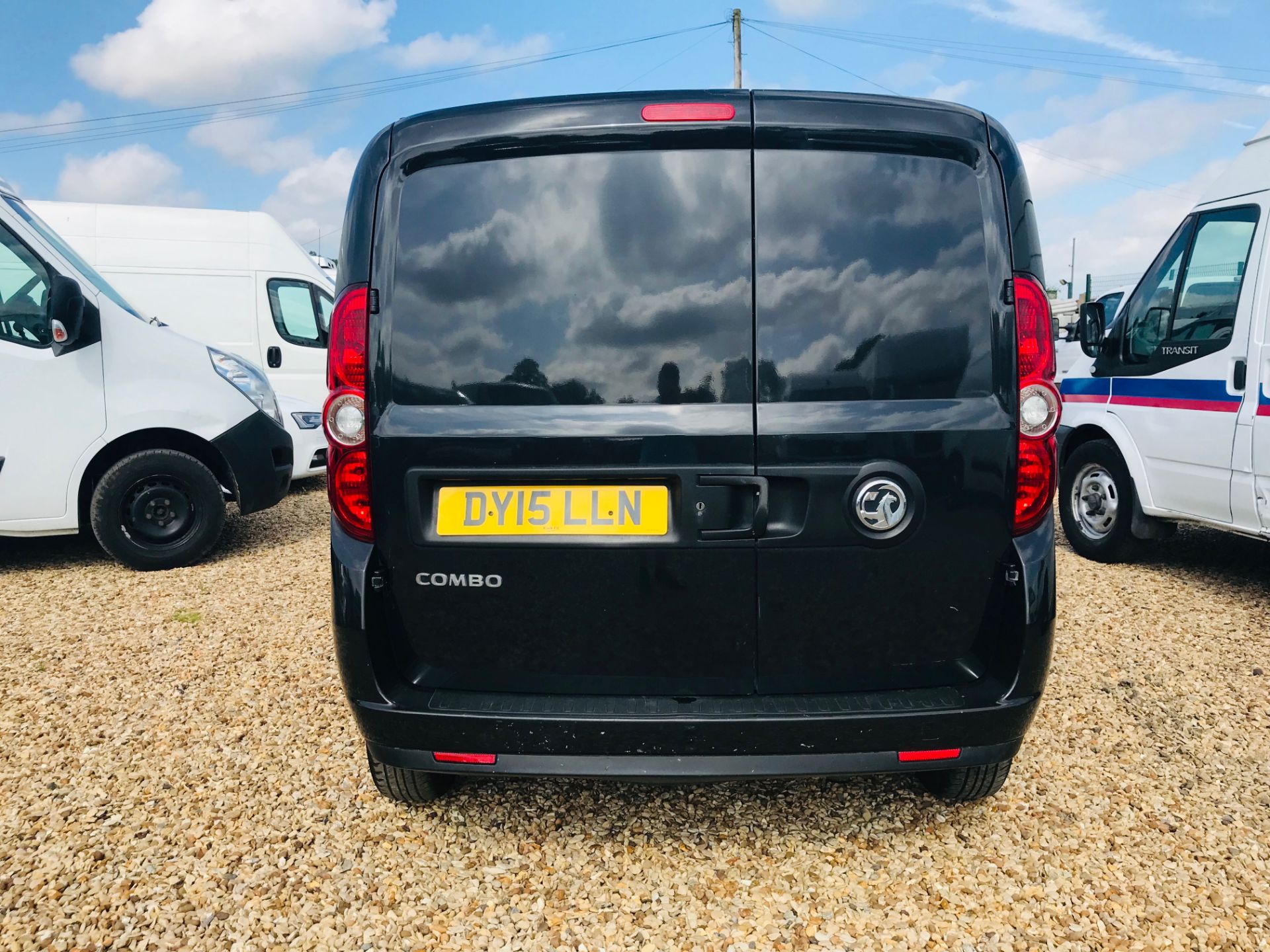 VAUXHALL COMBO CDTI "SPORTIVE - BLACK EDITION" (15 REG - NEW SHAPE) 1 OWNER FSH *AIR CON* ELEC PACK - Image 4 of 15
